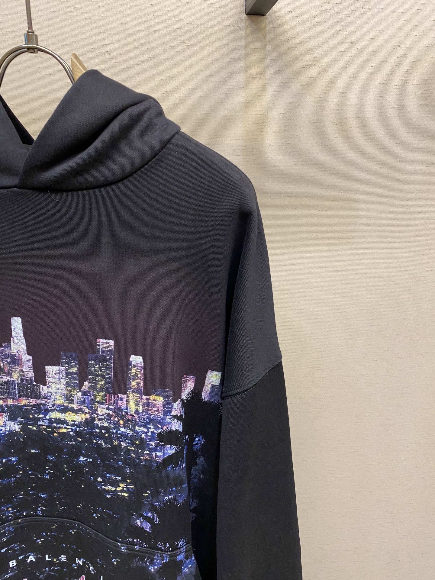 🌟🌟Balenciaga、BLCG/25 洛杉矶夜景帽衫连帽卫衣。
城市夜晚印花极为清晰。区别市场模糊不