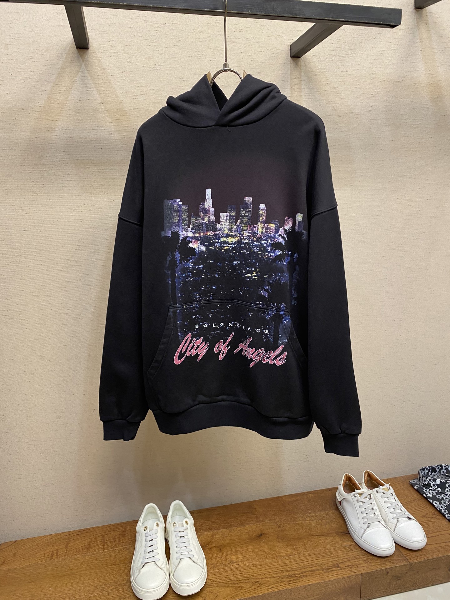 NO:512676,Balenciaga, BLCG/25 Los Angeles night view hoodie hoodie. The city night printing is very clear. The difference between the market is unclear. The domestic white ink machine is made of plastered and dyed apricot white fabric. The order quantity is 10 strips of cloth. The monkey sprays the color. After the ready-to-wear printing, the cost of the monkey sprays is that it is all done in the ready-to-wear process and imported machines. The larger style sizes are Size XS, S, M,,balenciaga, hoodie, sweatshirts, hats, alexander wang19860909Balenciaga、BLCG/25 洛杉矶夜景帽衫连帽卫衣. 城市夜晚印花极为清晰.区别市场模糊不清国产白墨机.面料采用订染杏白面料 起订量10条布.马骝喷色 成衣印花后马骝喷成本贵在都是成衣去做得工艺 且进口机器.偏大款式版型 尺码XS,S,M,,balenciaga,hoodie,sweatshirts,hats,alexander wang,Men's clothing