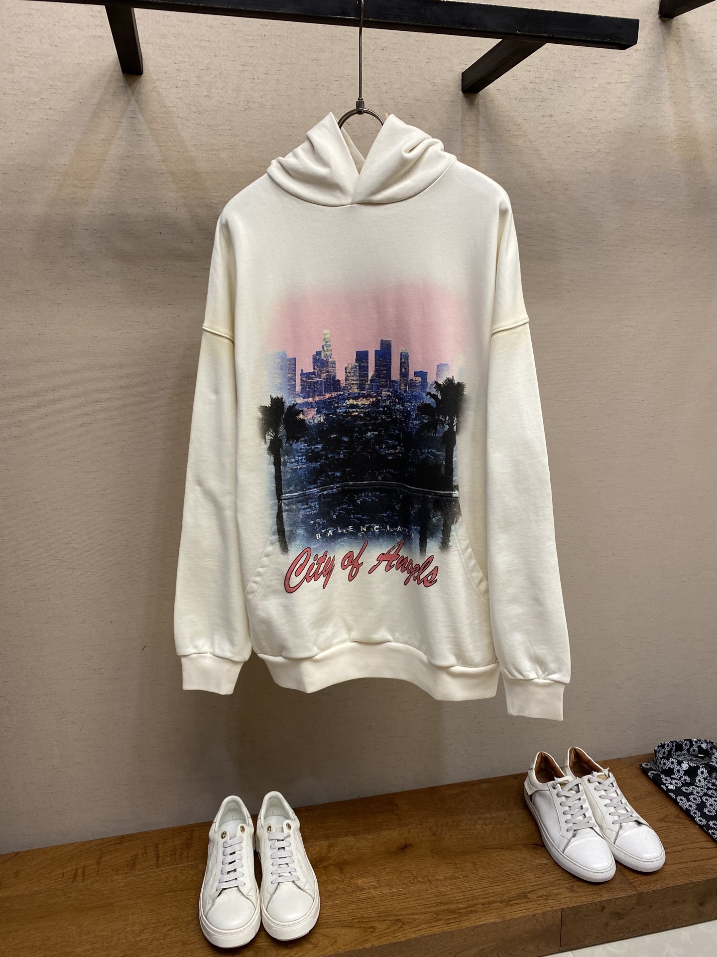 NO:521162,Balenciaga, BLCG/25 Los Angeles night view hoodie hoodie. The city night printing is very clear. The difference between the market is unclear. The domestic white ink machine is made of plastered and dyed apricot white fabric. The order quantity is 10 strips of cloth. The monkey sprays the color. After the ready-to-wear printing, the cost of the monkey sprays is that it is all done in the ready-to-wear process and imported machines. The larger style sizes are Size XS, S, M,,balenciaga, hoodie, sweatshirts, hats, alexander wang19860909Balenciaga、BLCG/25 洛杉矶夜景帽衫连帽卫衣. 城市夜晚印花极为清晰.区别市场模糊不清国产白墨机.面料采用订染杏白面料 起订量10条布.马骝喷色 成衣印花后马骝喷成本贵在都是成衣去做得工艺 且进口机器.偏大款式版型 尺码XS,S,M,,balenciaga,hoodie,sweatshirts,hats,alexander wang,Men's clothing