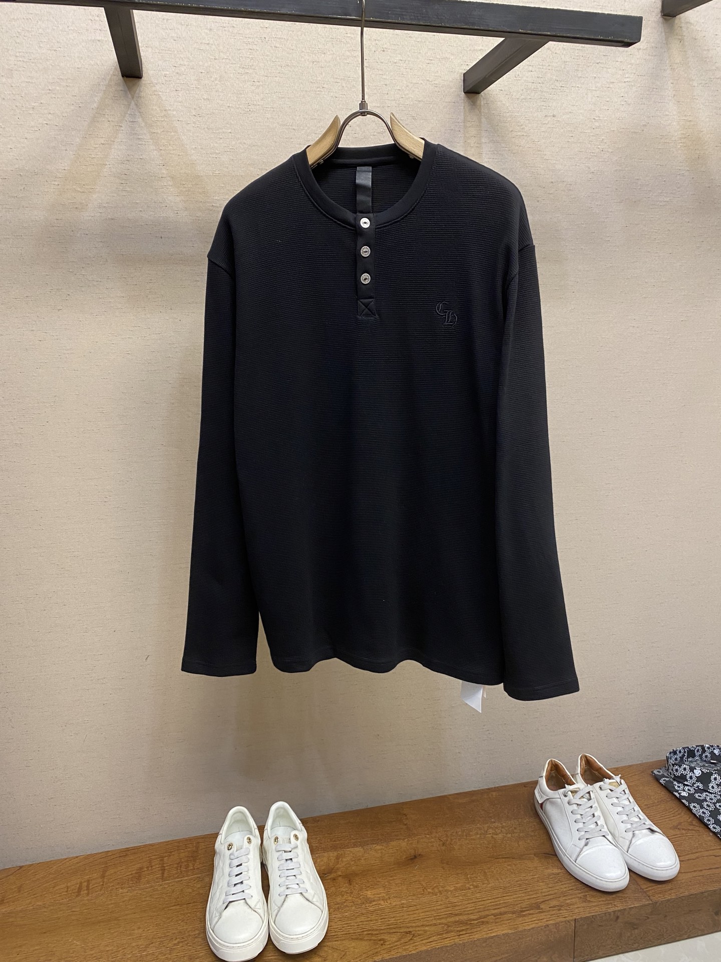 NO:522450,Chrome Heart CH/25 Sanskrit Henry Collar Waffle Thickened Long Sleeve T-shirt. Similar to sweatshirt. The fabric is made of 350 grams of cotton waffle double-layer material before washing (difficult to low-grough corners and non-pure cotton market goods) The embroidery uses Japanese imported Tajima embroidery machine. The silver buckle uses bronze real silver (the materials have reached the market 300+ quality) The collar leather mark still uses real imported lambskin. The fabric hardware has put a lot of effort into the process. Sizes S, M, L S 72 bust 118 shoulder width 50 M 74 bust 122 shoulder width 52 L 76 bust 126 shoulder width 54,,chrome hearts,hoodie,sweatshirts,tees,t-shirt,sheepskin,alexander wang19860909Chrome Heart CH/25 梵文亨利领华夫格加厚长袖T恤.类似卫衣.面料采用洗前350克全棉华夫格双层材质 (区别低克重偷工减料以及非纯棉市场货) 刺绣采用日本进口田岛绣花机 银扣采用古铜真银(用料已经达到市场300+品质) 领口皮标依旧采用真·进口小羊皮 在面料 五金 工艺上面下了很大功夫 尺码S,M,L S衣长72胸围118肩宽 50 M衣长74胸围122肩宽 52 L衣长76胸围 126肩宽 54,,chrome hearts,hoodie,sweatshirts,tees，t-shirt,sheepskin,alexander wang,Men's clothing