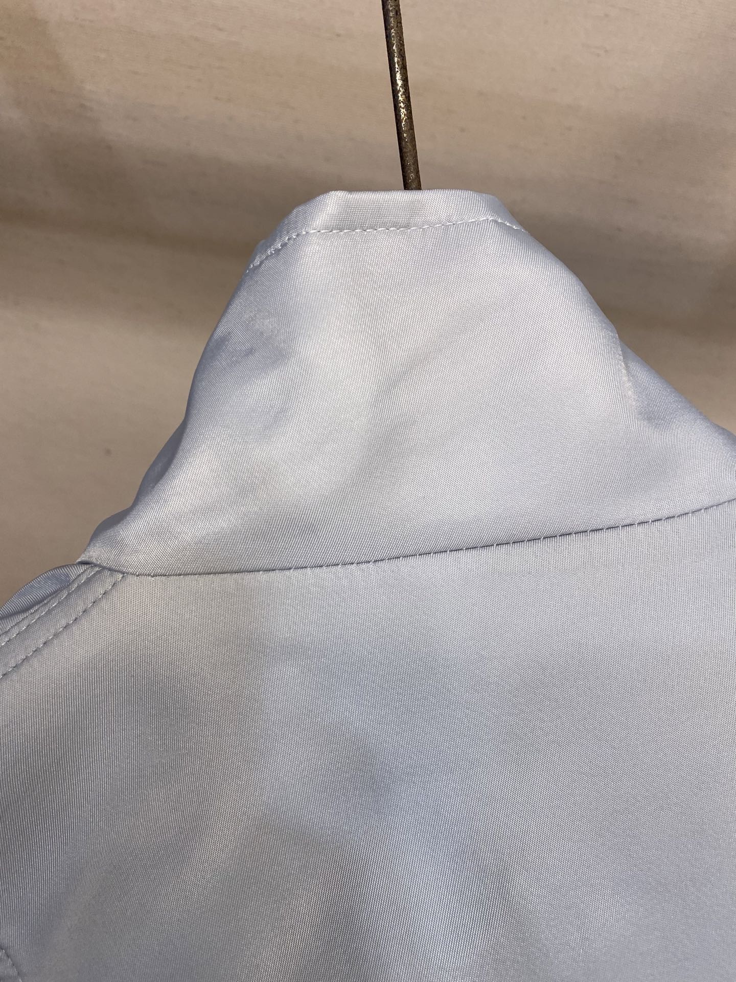 🌟🌟 1V 2025FW 秋冬新款
翻领长袖防风外套
科技面料和 Monogram Glow 印花
构成