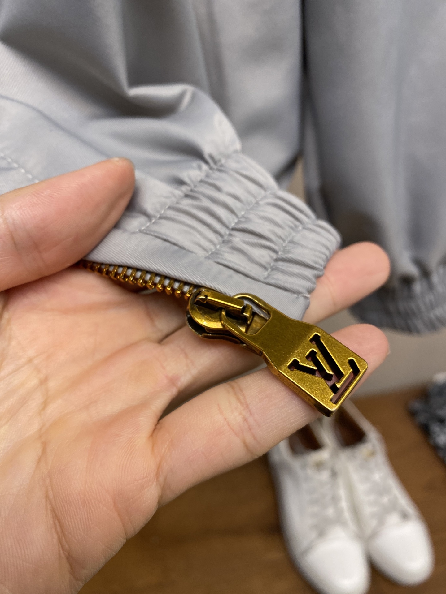 🌟🌟 1V 2025FW 秋冬新款
翻领长袖防风外套
科技面料和 Monogram Glow 印花
构成