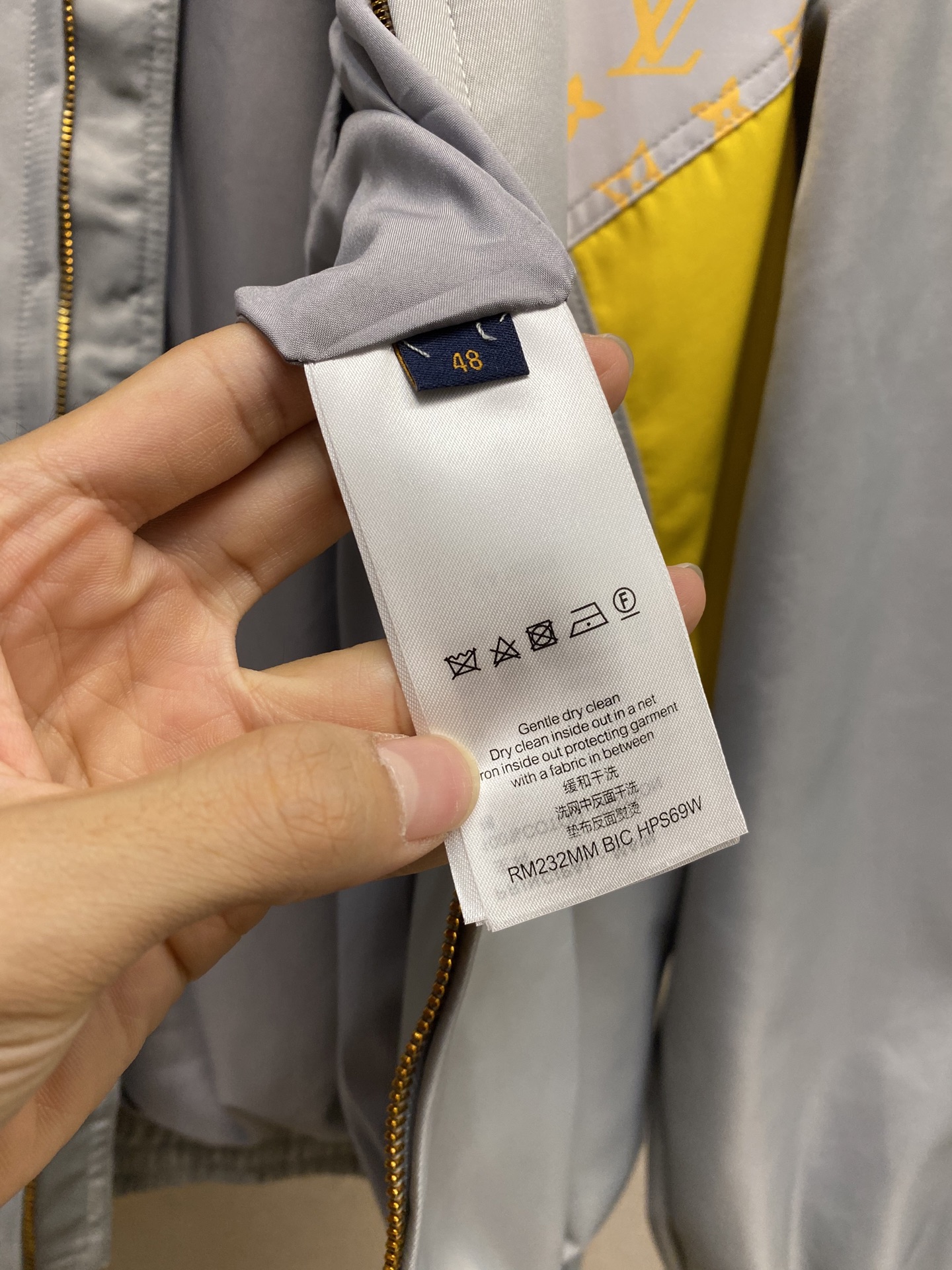 🌟🌟 1V 2025FW 秋冬新款
翻领长袖防风外套
科技面料和 Monogram Glow 印花
构成