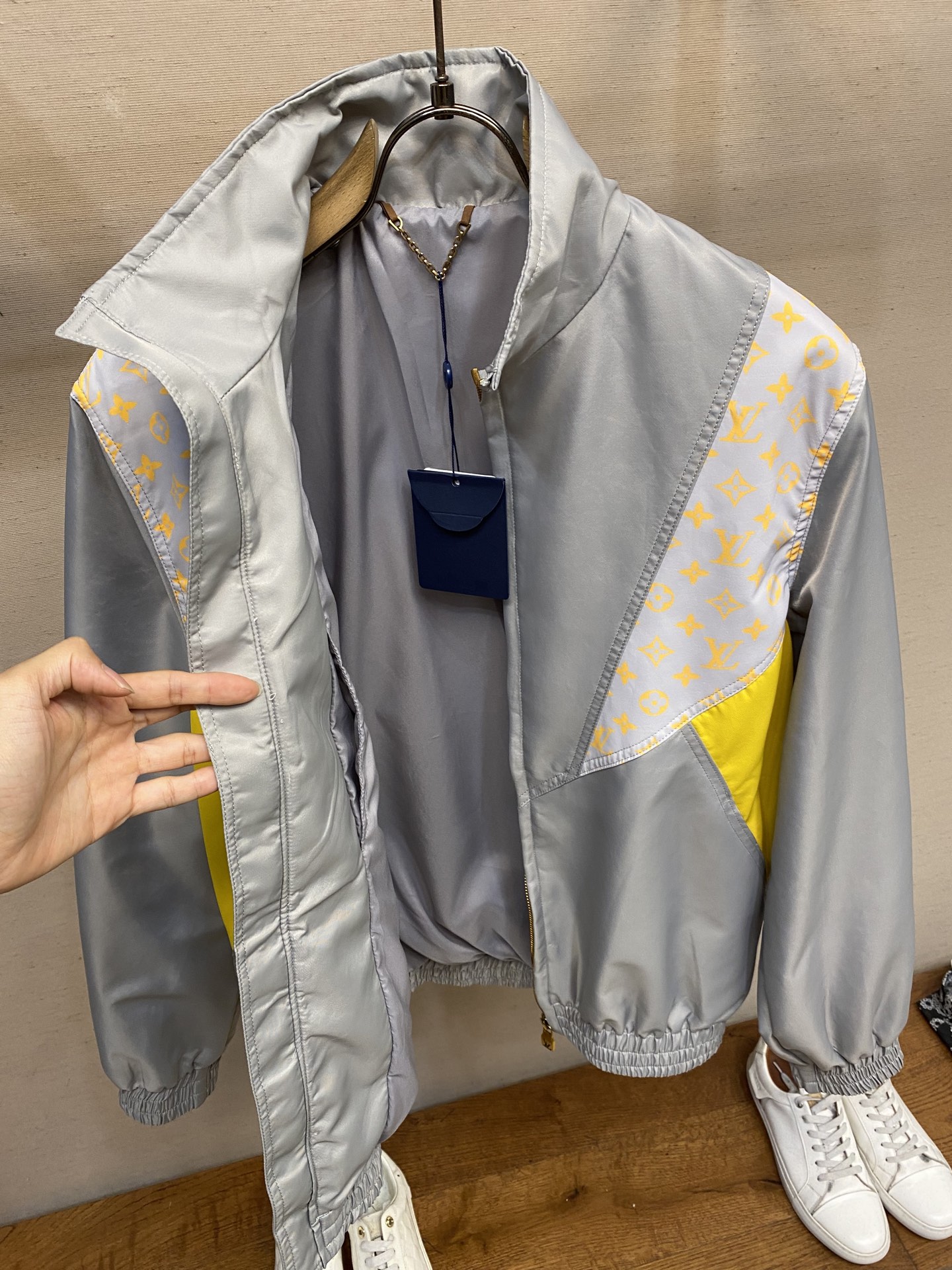 🌟🌟 1V 2025FW 秋冬新款
翻领长袖防风外套
科技面料和 Monogram Glow 印花
构成