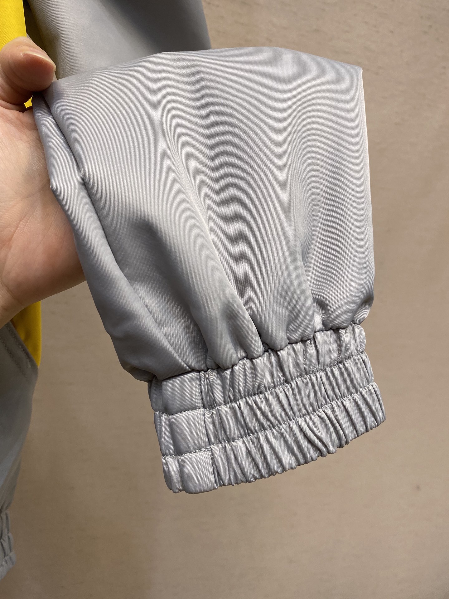 🌟🌟 1V 2025FW 秋冬新款
翻领长袖防风外套
科技面料和 Monogram Glow 印花
构成