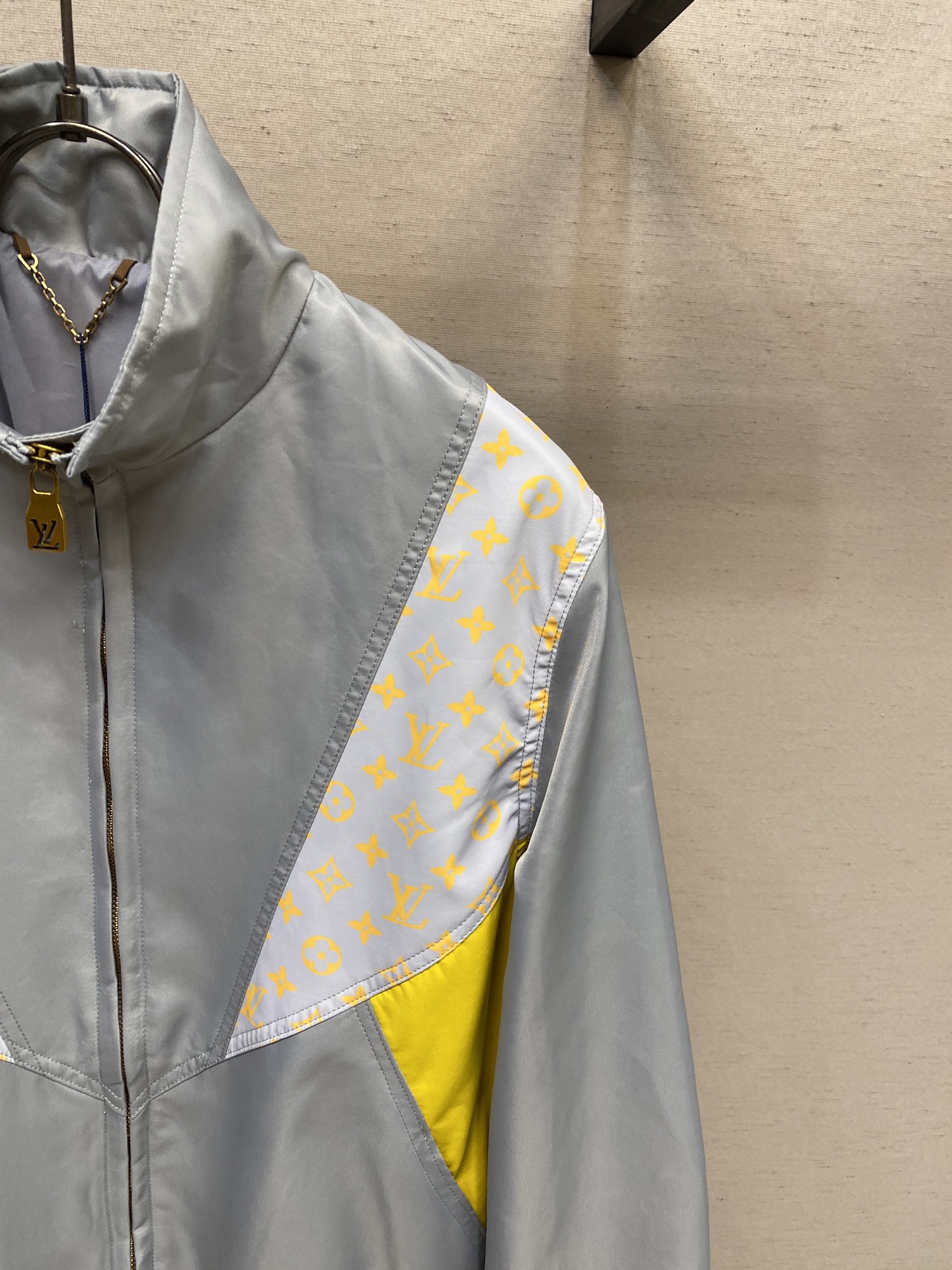 🌟🌟 1V 2025FW 秋冬新款
翻领长袖防风外套
科技面料和 Monogram Glow 印花
构成