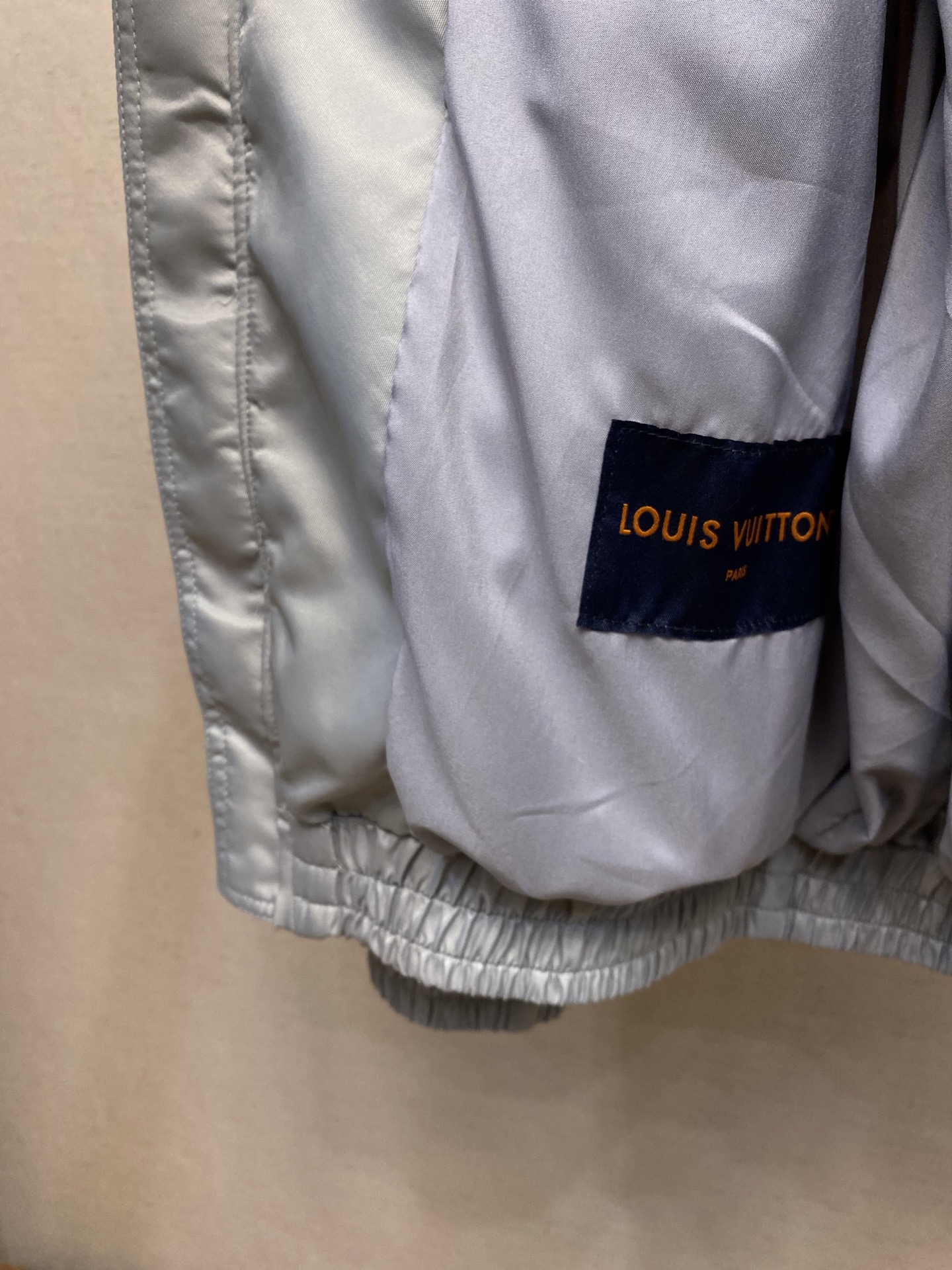 🌟🌟 1V 2025FW 秋冬新款
翻领长袖防风外套
科技面料和 Monogram Glow 印花
构成