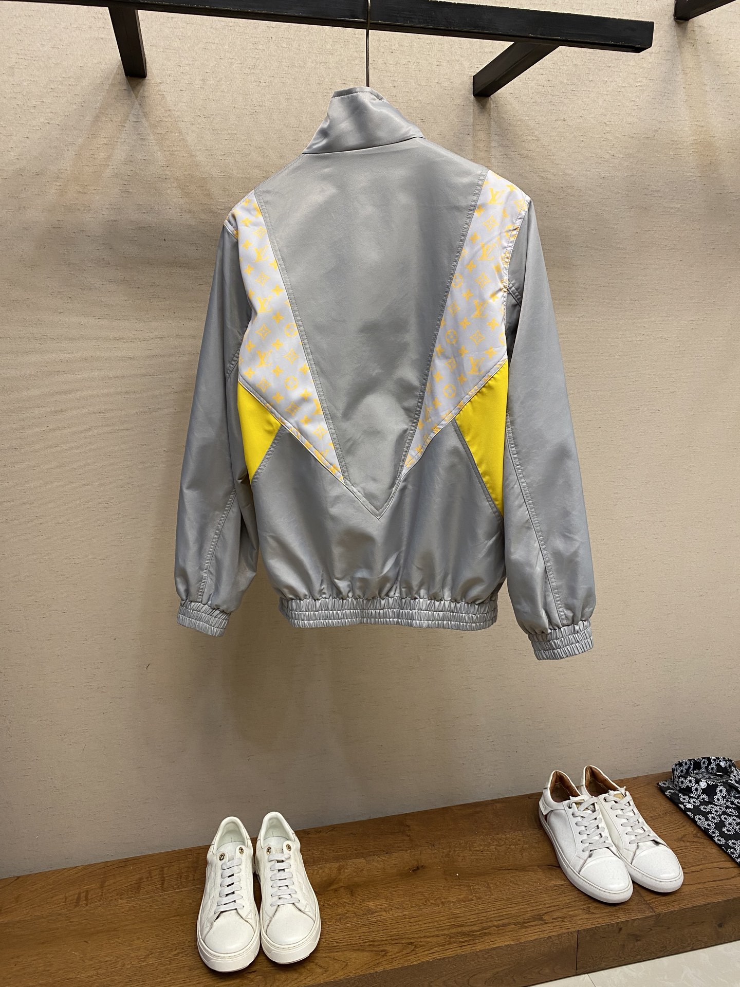 🌟🌟 1V 2025FW 秋冬新款
翻领长袖防风外套
科技面料和 Monogram Glow 印花
构成