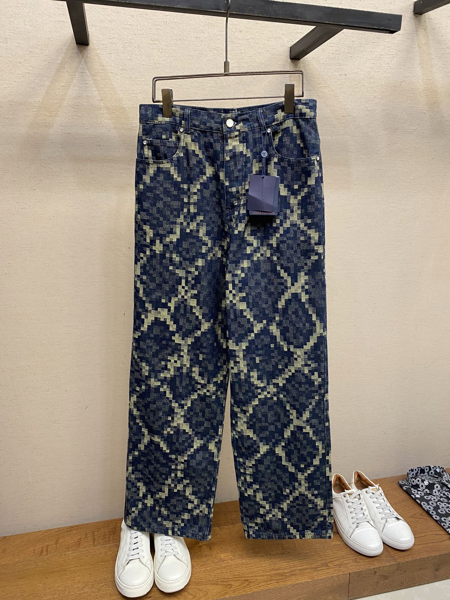 NO:521172,1V25SS snake pattern jeans original 16,700 purchased and developed, custom-made Snakoflage denim for spring and summer show, the Damoflage pattern written by Pharrell Williams into pixel-effect snake pattern jacquard. The customization cycle is 25 days, and the whole body is fixed in alignment. The rear pocket splicing and the large body are aligned. Artificial pearls are used with pure copper as an old base. The leather card at the back waist is made of suede material, and the high-temperature embossed chessboard Gefidon logo. Size 30, 32, 34, 36, jeans, chamois leather, alexander wang198609091V25SS蛇纹牛仔裤 原版16,700购入开发,定制春夏秀场的Snakoflage 丹宁布,将Pharrell Williams笔下的Damoflage图案化为像素效果蛇纹提花.定制周期25天,全身定格对位剪裁.包括后口袋拼接与大身全部对齐.采用人造珍珠搭配纯铜做旧底座.后腰处皮牌采用麂皮材质,高温压纹棋盘格菲董logo. 尺码30,32,34,36,,jeans,chamois leather,alexander wang,Men's clothing