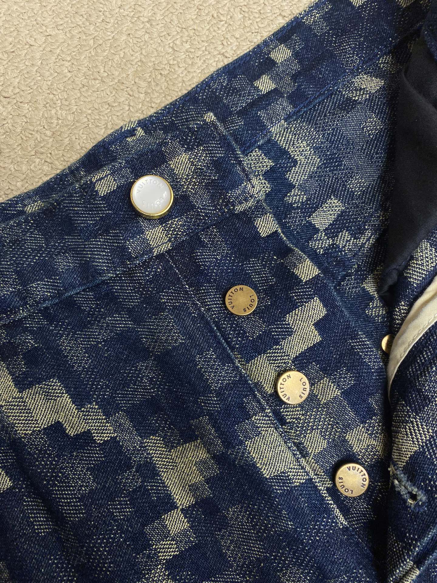 🌟🌟 1V25SS蛇纹牛仔裤

原版16,700购入开发，定制春夏秀场的Snakoflage 丹宁布，将