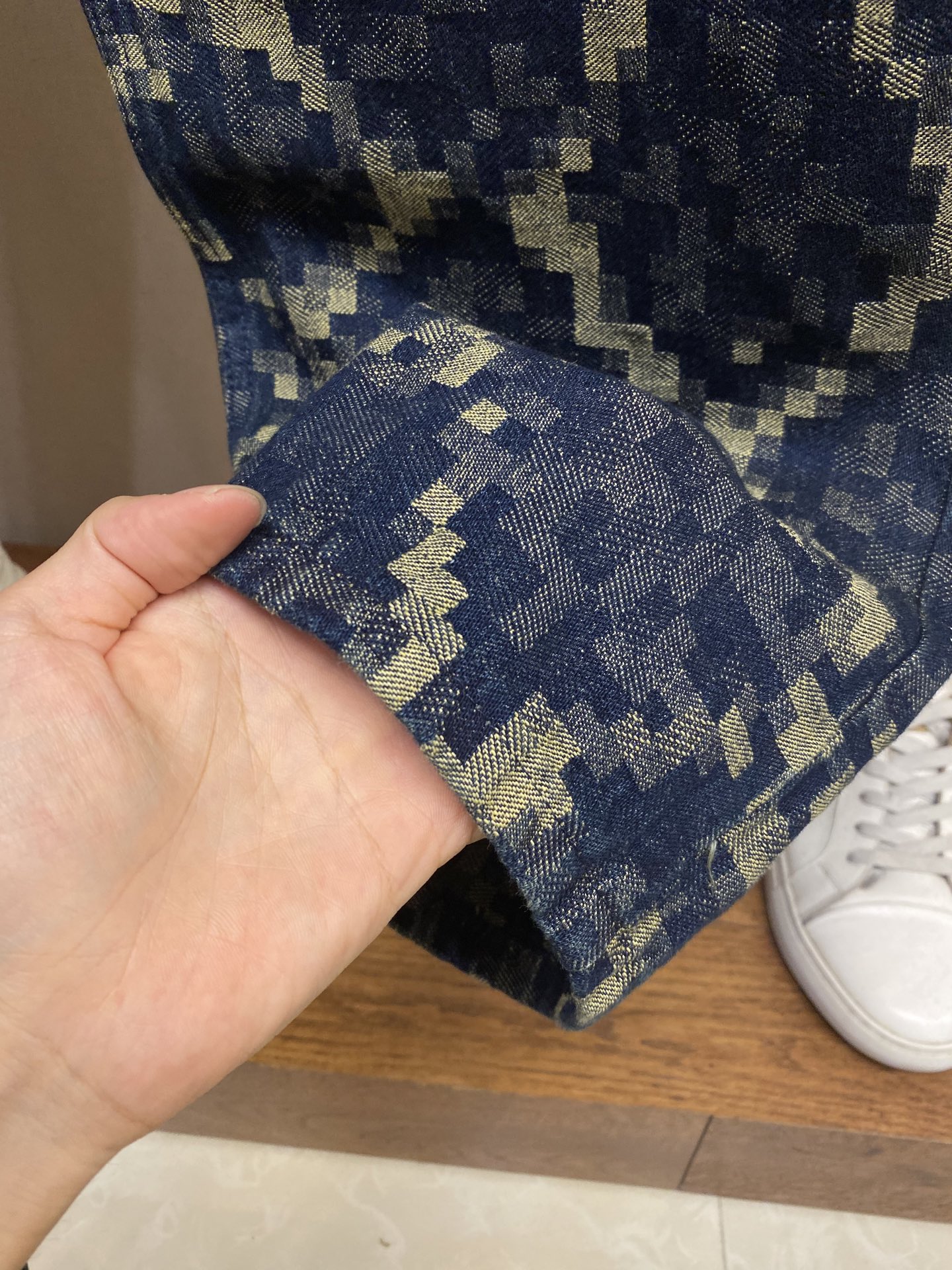 🌟🌟 1V25SS蛇纹牛仔裤

原版16,700购入开发，定制春夏秀场的Snakoflage 丹宁布，将