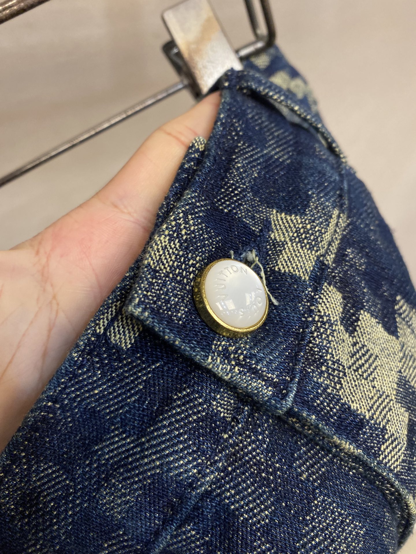 🌟🌟 1V25SS蛇纹牛仔裤

原版16,700购入开发，定制春夏秀场的Snakoflage 丹宁布，将