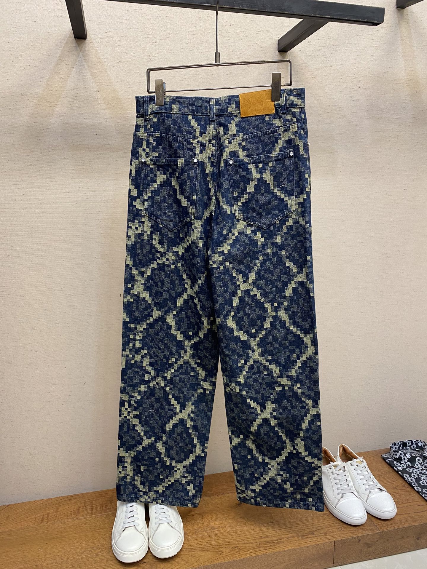 🌟🌟 1V25SS蛇纹牛仔裤

原版16,700购入开发，定制春夏秀场的Snakoflage 丹宁布，将