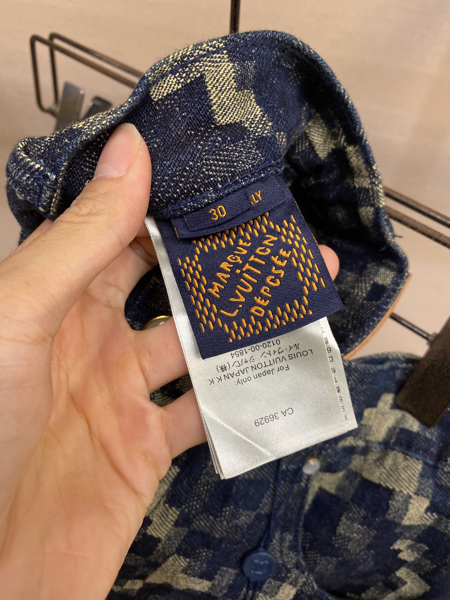 🌟🌟 1V25SS蛇纹牛仔裤

原版16,700购入开发，定制春夏秀场的Snakoflage 丹宁布，将