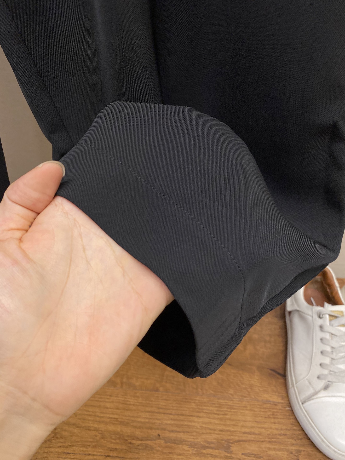 🌟🌟Loewe，饰刺绣直筒长裤

面料选择：
选用96%粘胶纤维和4%氨纶纤维混纺而成的面料。粘胶纤维本