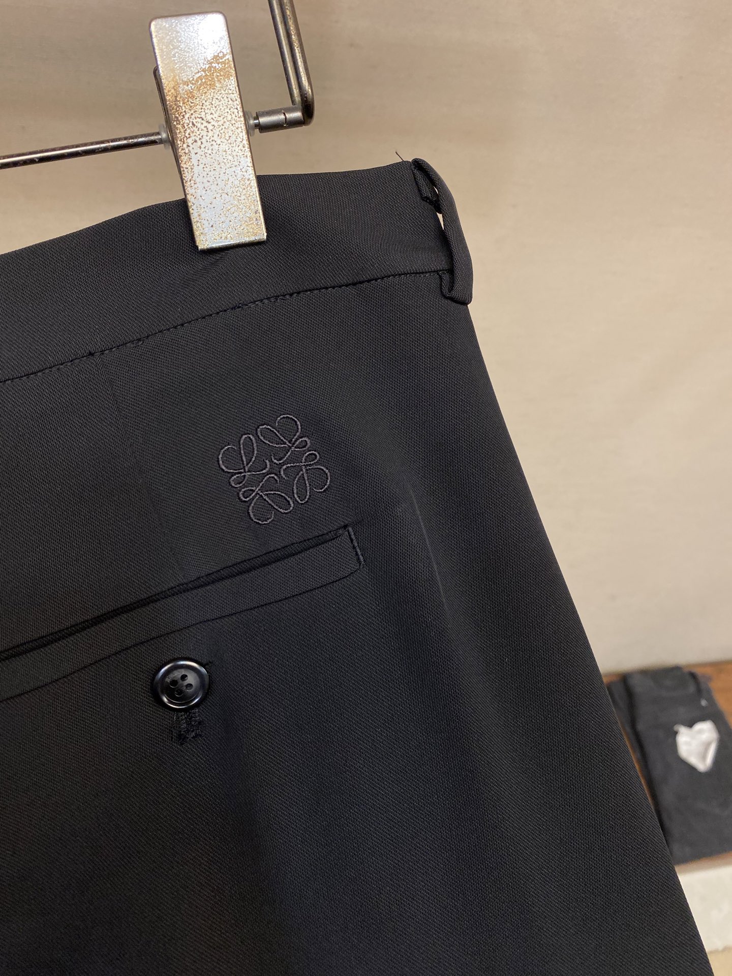 🌟🌟Loewe，饰刺绣直筒长裤

面料选择：
选用96%粘胶纤维和4%氨纶纤维混纺而成的面料。粘胶纤维本