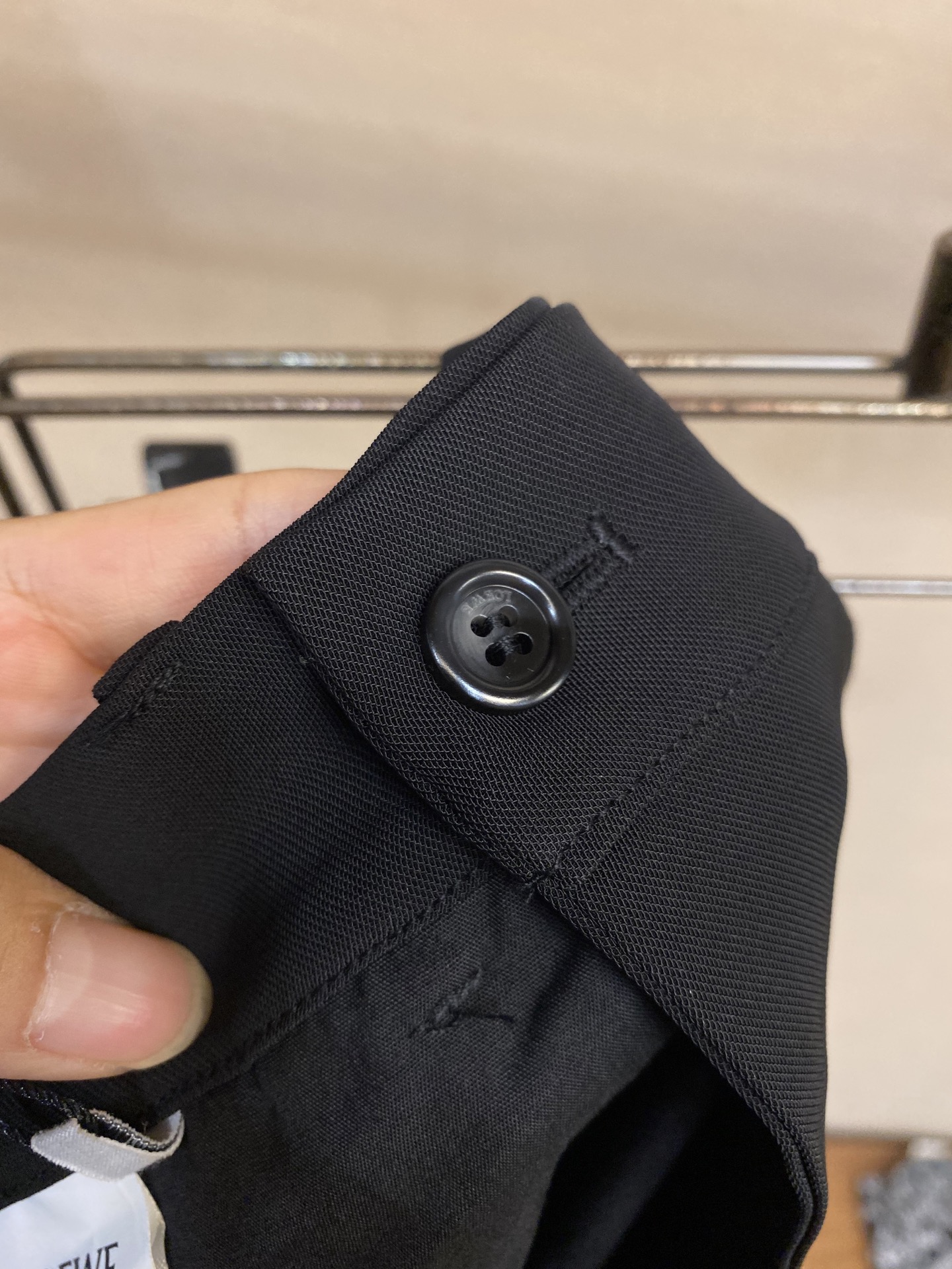 🌟🌟Loewe，饰刺绣直筒长裤

面料选择：
选用96%粘胶纤维和4%氨纶纤维混纺而成的面料。粘胶纤维本