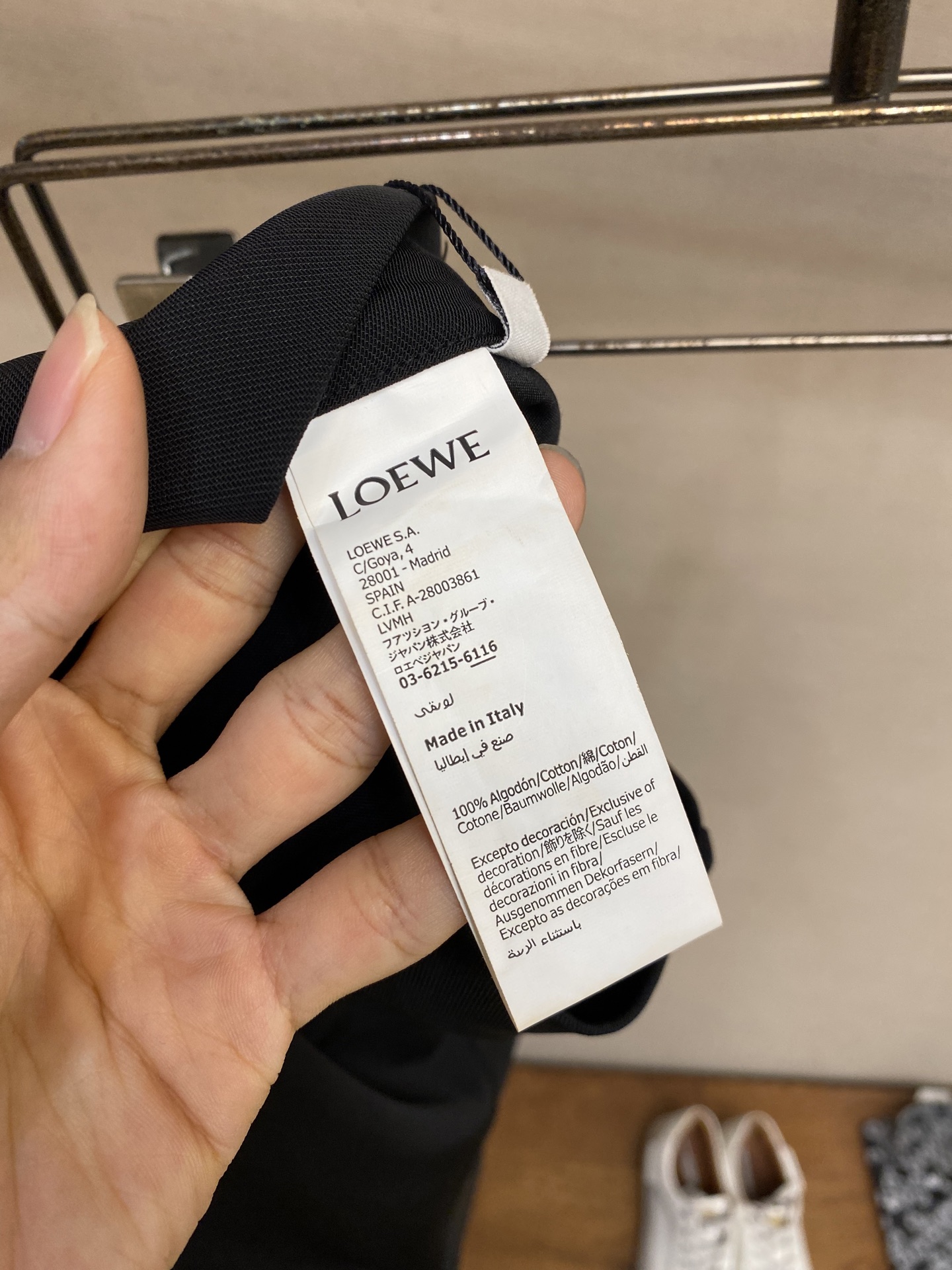 🌟🌟Loewe，饰刺绣直筒长裤

面料选择：
选用96%粘胶纤维和4%氨纶纤维混纺而成的面料。粘胶纤维本