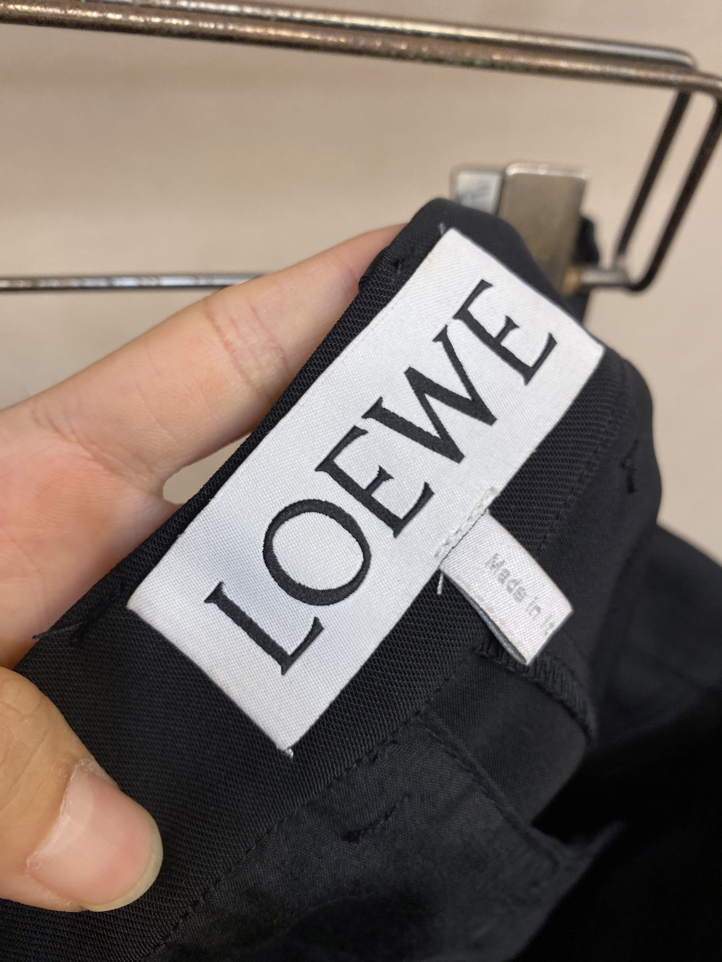 🌟🌟Loewe，饰刺绣直筒长裤

面料选择：
选用96%粘胶纤维和4%氨纶纤维混纺而成的面料。粘胶纤维本