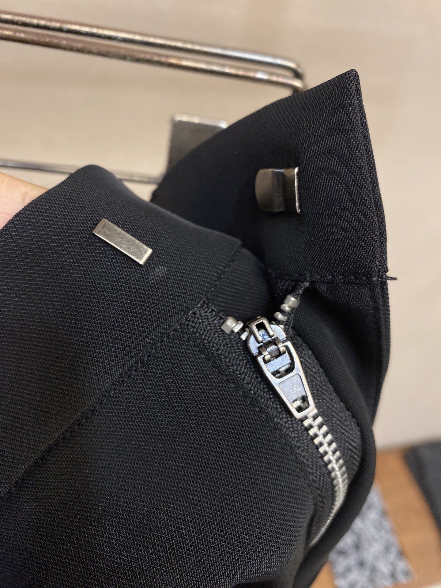 🌟🌟Loewe，饰刺绣直筒长裤

面料选择：
选用96%粘胶纤维和4%氨纶纤维混纺而成的面料。粘胶纤维本