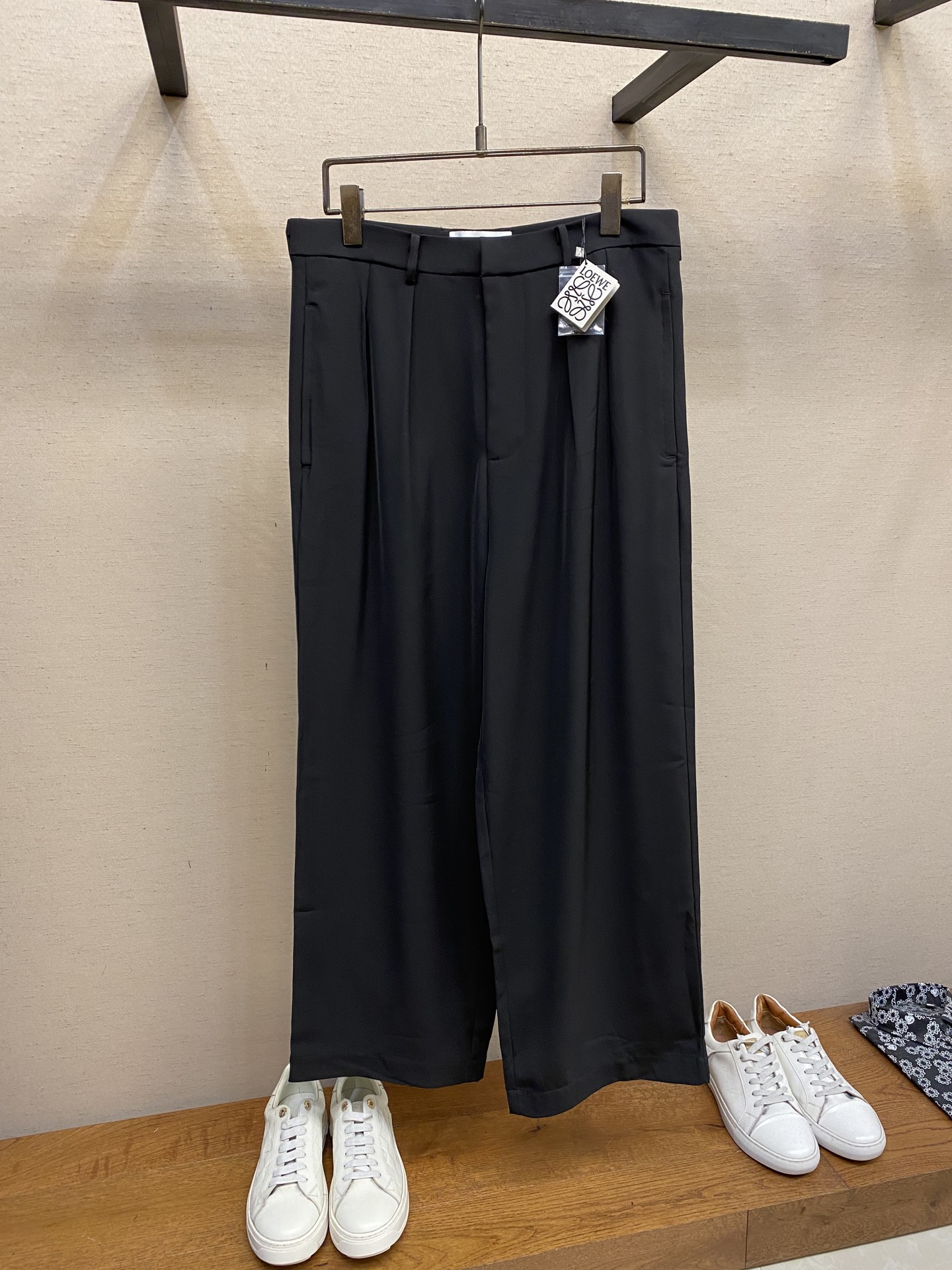 NO:521174,Loewe, embroidered straight trousers Fabric selection: A fabric made of 96 viscose fiber and 4 spandex fiber is blended. The viscose fiber itself has a natural and good draping feeling, giving the finished product elegant and smooth lines, which is not easy to appear bloated, soft, smooth, skin-friendly, comfortable to wear, and excellent moisture absorption performance, which can quickly absorb and conduct sweat on the surface of the skin to evaporate the outer layer of the fabric. The addition of a small amount of spandex improves elasticity and restoration, can better fit the body curve, provide a certain degree of freedom of movement, and then better restore the original state after washing, making up for the lack of elasticity of viscose fiber after long-term use. Craft 1 The upper part of the back patch pocket is formed with the advanced computer control system and precision mechanical components of imported embroidery machines. Craft 2  Use small pleats with hard waist lining cloth, reinforced pleat root stitching, clear pleats, and it is not easy to bulge when sitting, strengthening visual aesthetics S-XL,,loewe,alexander wang19860909Loewe,饰刺绣直筒长裤 面料选择 选用96粘胶纤维和4氨纶纤维混纺而成的面料.粘胶纤维本身具有天然的良好垂坠感,赋予成品优雅流畅的线条,不易显得臃肿,触感柔软,光滑、亲肤,贴身穿着舒适,同时吸湿性能极佳,能快速吸收并传导皮肤表面的汗液到面料外层蒸发.少量氨纶的加入使面料提升了弹性和恢复性,能更贴合身体曲线,提供一定的活动自由度,再穿着洗涤之后更好的恢复原状,弥补粘胶纤维长时间使用之后所缺少的回弹性. 工艺1 后贴袋上方处通过进口绣花机先进的计算机控制系统和精密的机械部件形成高精度的Anagram刺绣. 工艺2 选用小褶量搭配硬挺腰头衬布,褶裥根部车缝线加固,褶线清晰,坐下不易鼓包,强化视觉美感 尺码S-XL,,loewe,alexander wang,Men's clothing