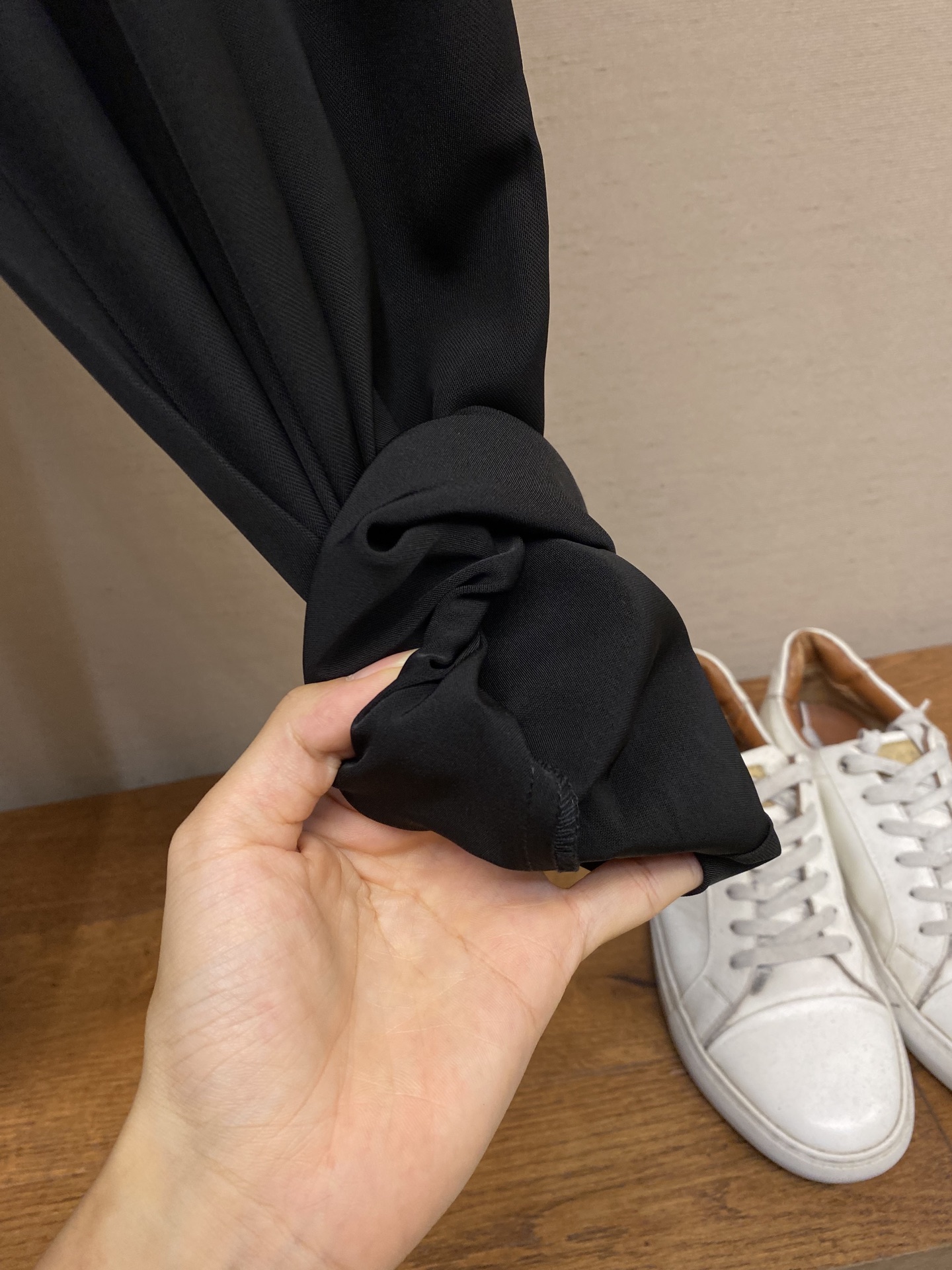 🌟🌟Loewe，饰刺绣直筒长裤

面料选择：
选用96%粘胶纤维和4%氨纶纤维混纺而成的面料。粘胶纤维本