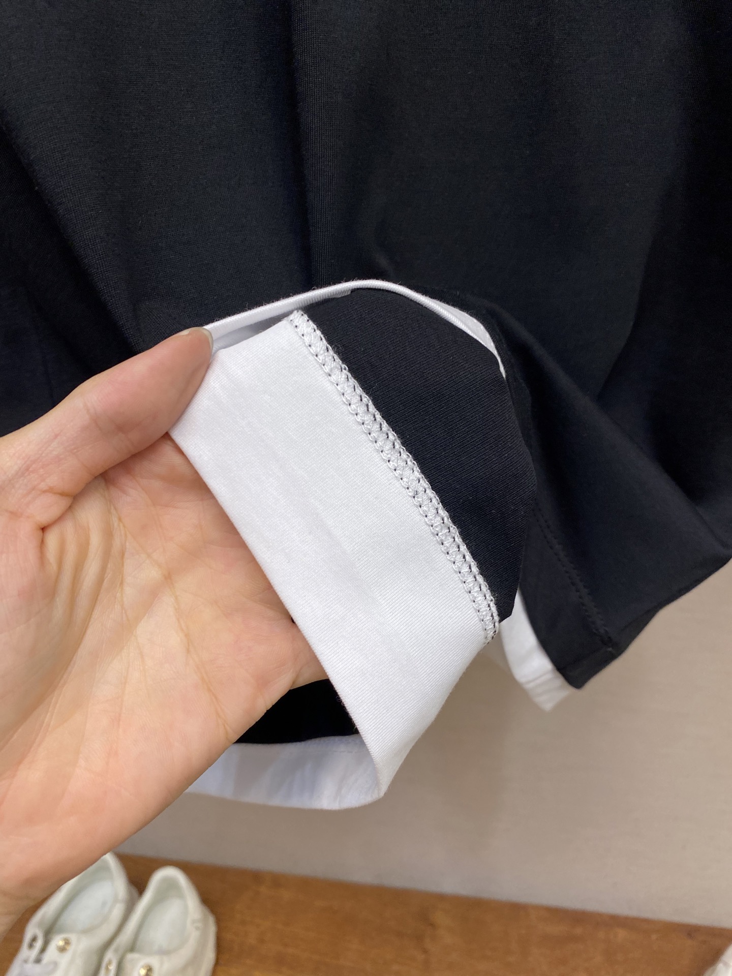 🌟🌟Prada、三角形布标圆领短袖
发售色系：藏蓝搭深灰、纯黑搭纯白

⚠️原,600购买，特纺密棉面料