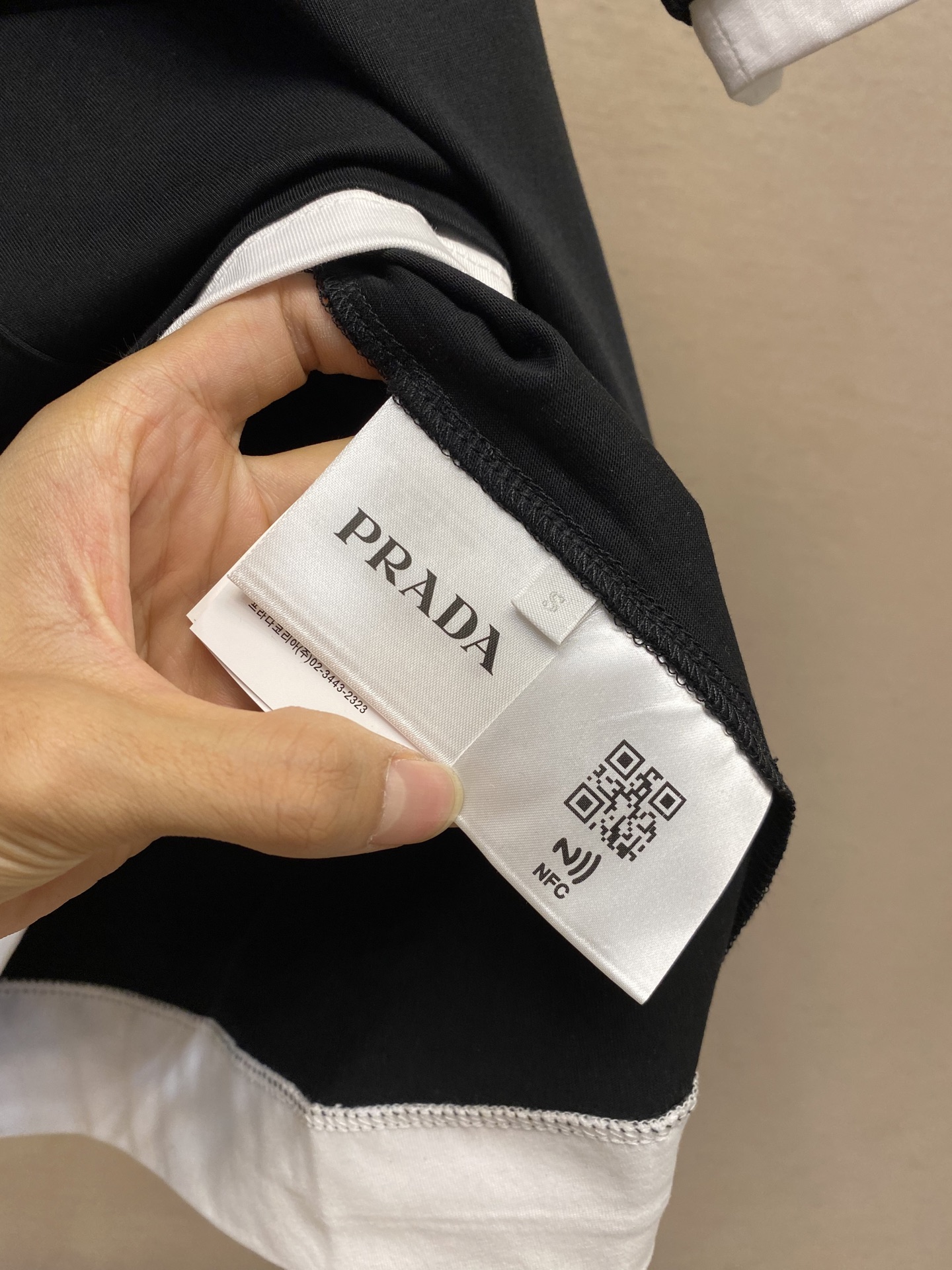 🌟🌟Prada、三角形布标圆领短袖
发售色系：藏蓝搭深灰、纯黑搭纯白

⚠️原,600购买，特纺密棉面料