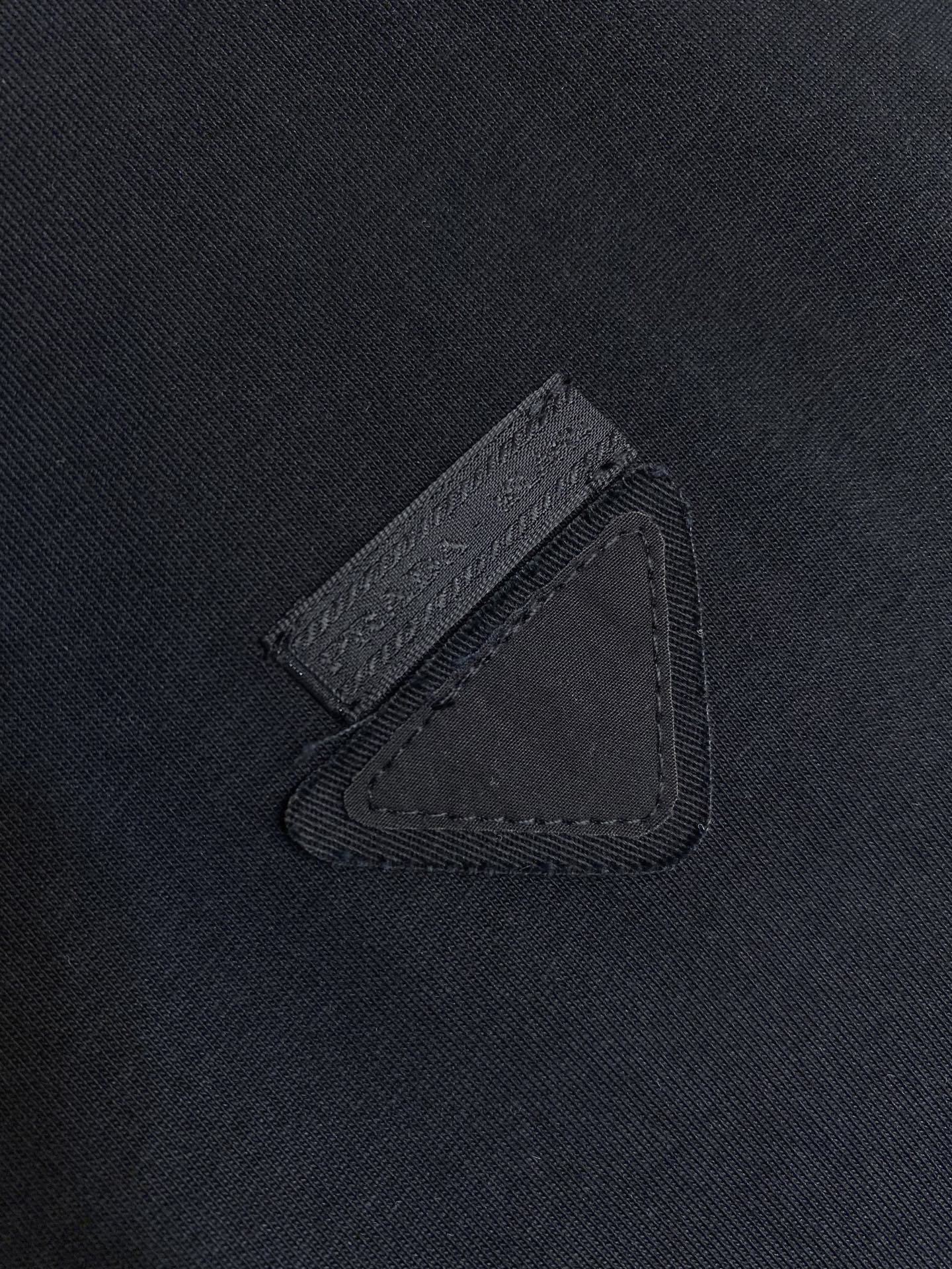 🌟🌟Prada、三角形布标圆领短袖
发售色系：藏蓝搭深灰、纯黑搭纯白

⚠️原,600购买，特纺密棉面料