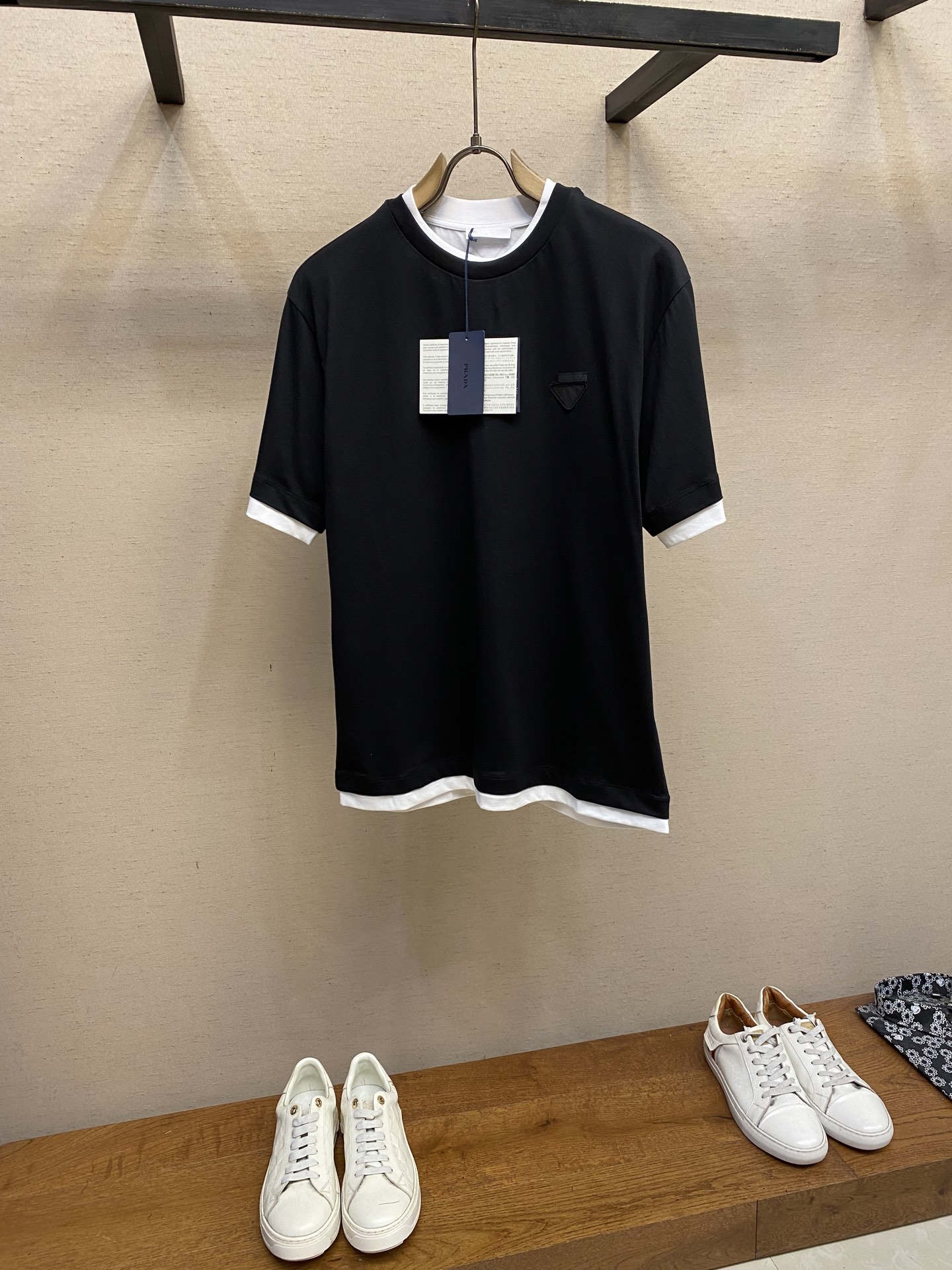 🌟🌟Prada、三角形布标圆领短袖
发售色系：藏蓝搭深灰、纯黑搭纯白

⚠️原,600购买，特纺密棉面料