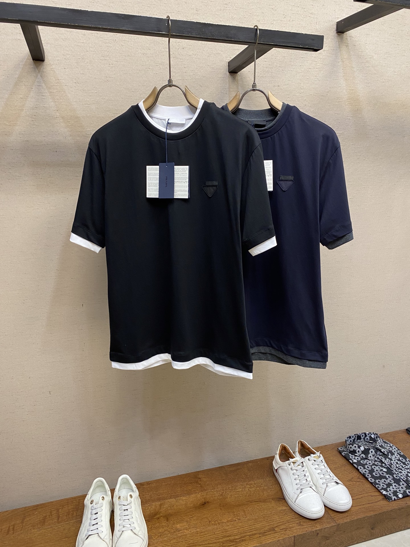 🌟🌟Prada、三角形布标圆领短袖
发售色系：藏蓝搭深灰、纯黑搭纯白

⚠️原,600购买，特纺密棉面料