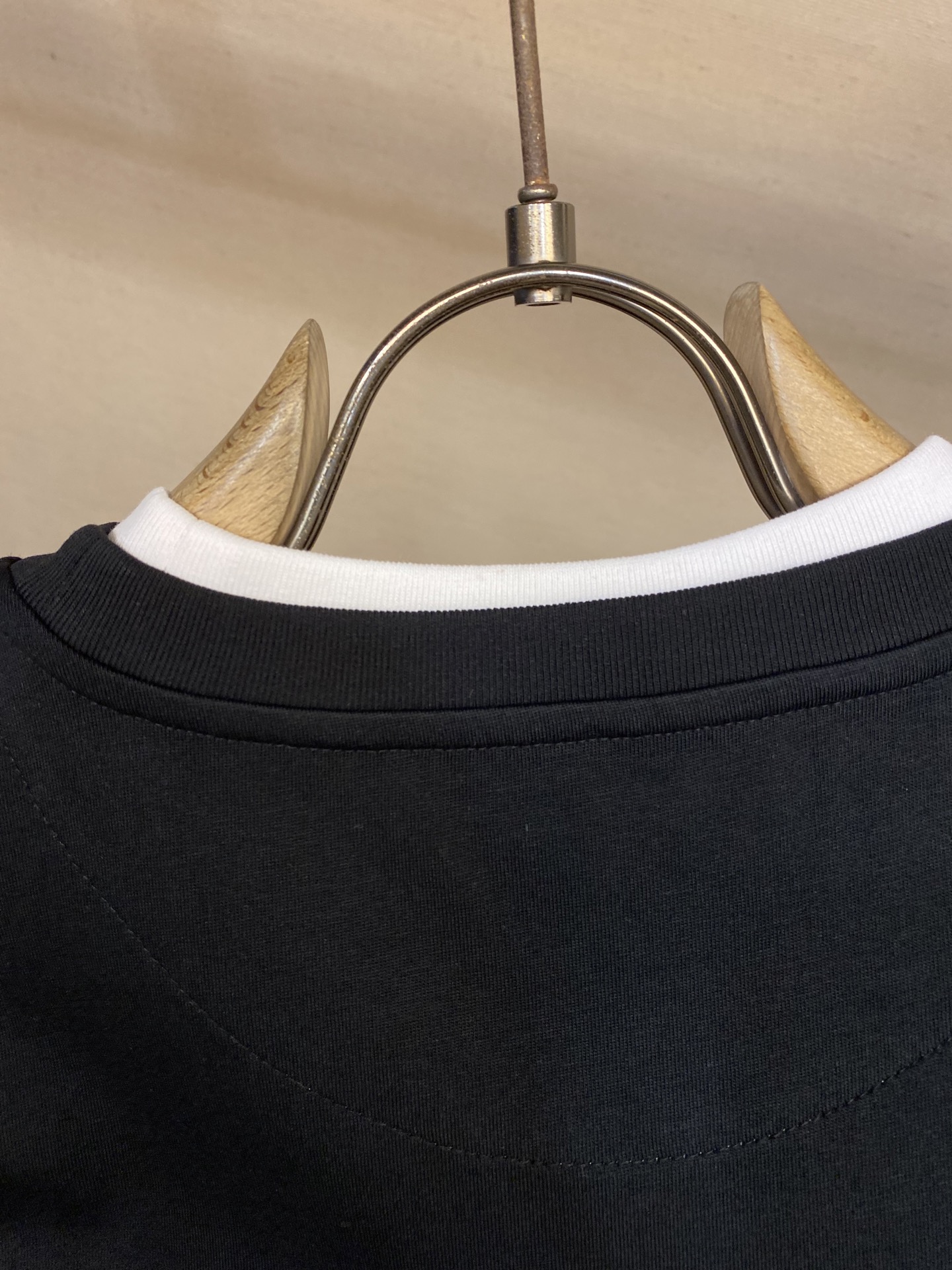 🌟🌟Prada、三角形布标圆领短袖
发售色系：藏蓝搭深灰、纯黑搭纯白

⚠️原,600购买，特纺密棉面料