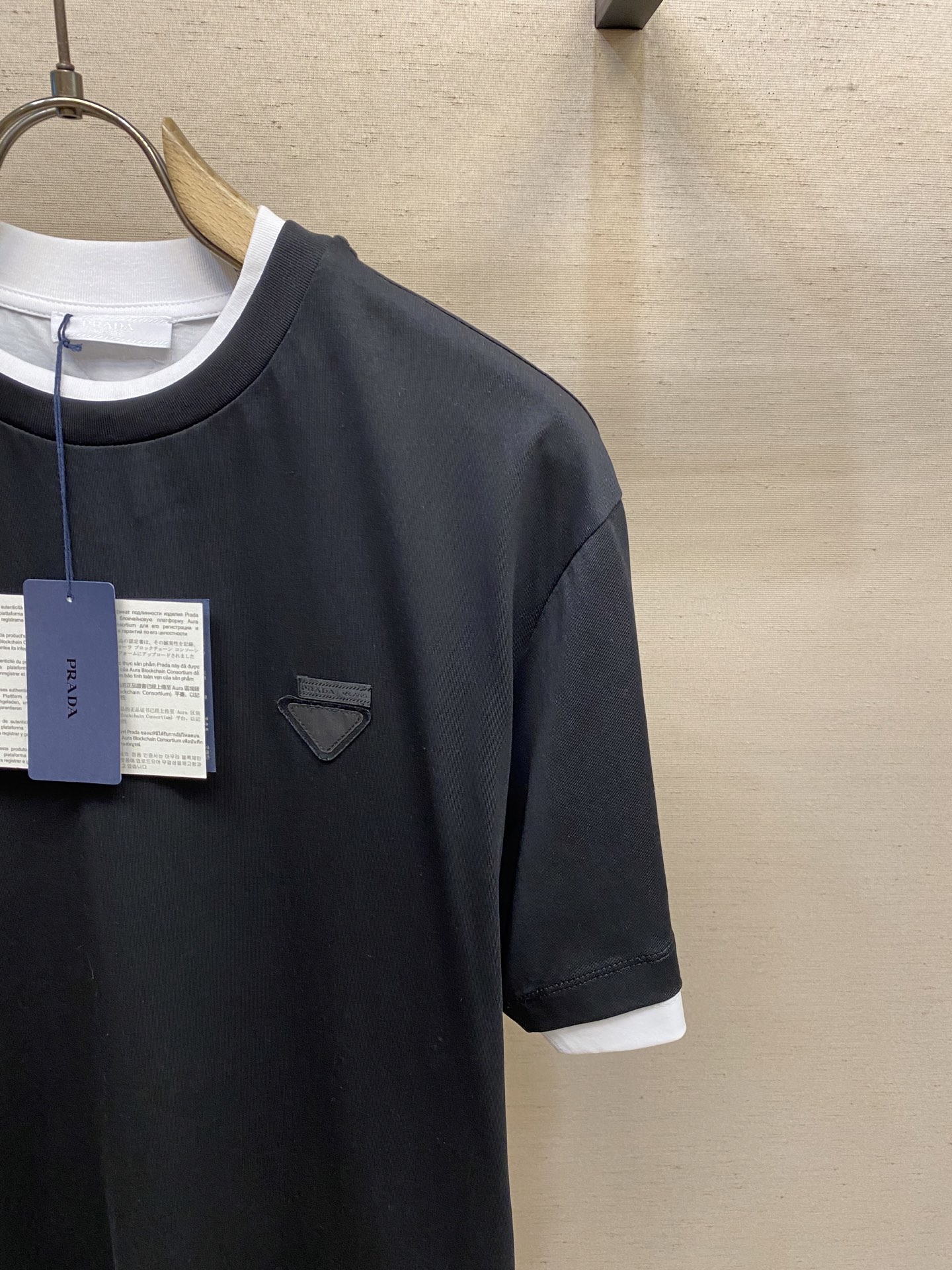 🌟🌟Prada、三角形布标圆领短袖
发售色系：藏蓝搭深灰、纯黑搭纯白

⚠️原,600购买，特纺密棉面料