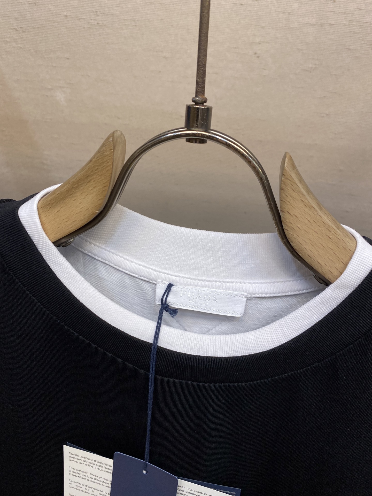 🌟🌟Prada、三角形布标圆领短袖
发售色系：藏蓝搭深灰、纯黑搭纯白

⚠️原,600购买，特纺密棉面料