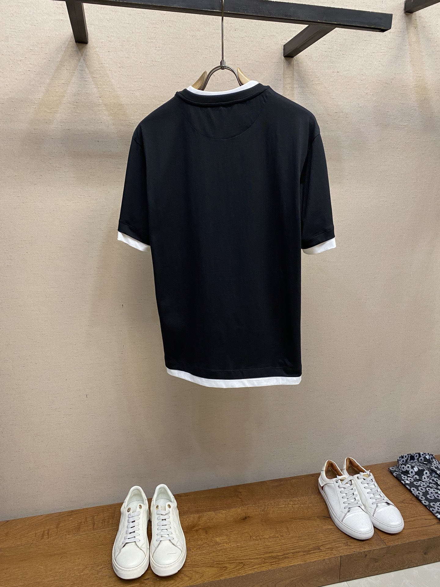 🌟🌟Prada、三角形布标圆领短袖
发售色系：藏蓝搭深灰、纯黑搭纯白

⚠️原,600购买，特纺密棉面料