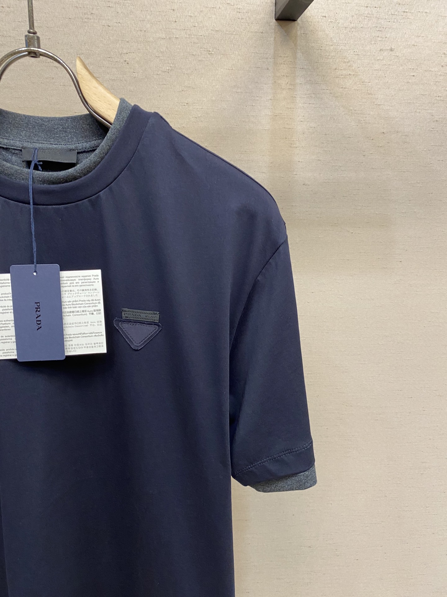 🌟🌟Prada、三角形布标圆领短袖
发售色系：藏蓝搭深灰、纯黑搭纯白

⚠️原,600购买，特纺密棉面料