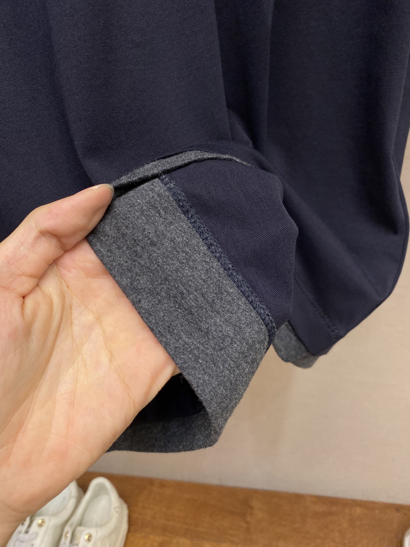 🌟🌟Prada、三角形布标圆领短袖
发售色系：藏蓝搭深灰、纯黑搭纯白

⚠️原,600购买，特纺密棉面料