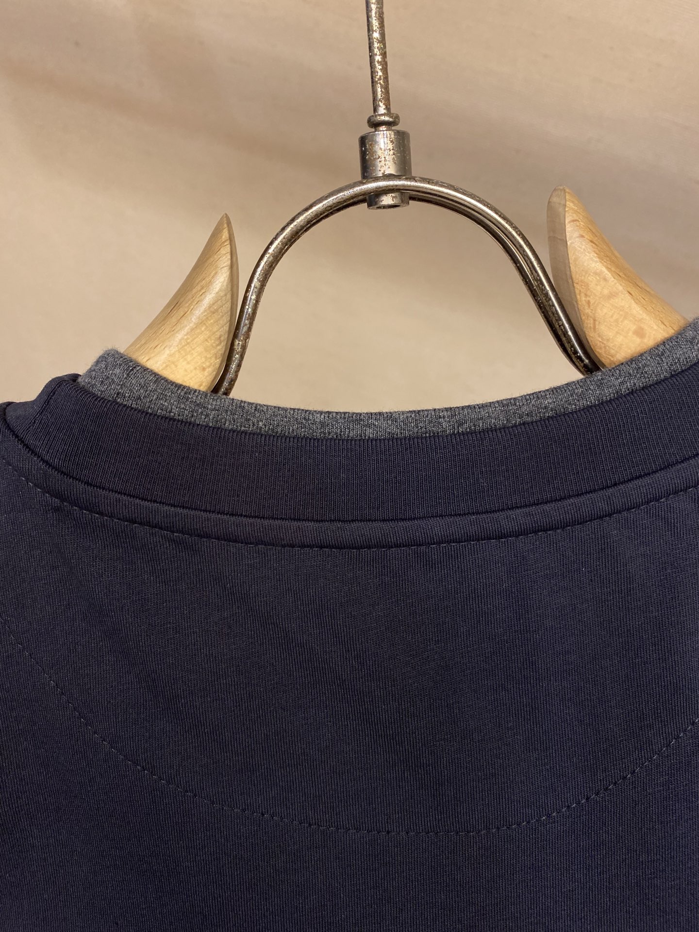 🌟🌟Prada、三角形布标圆领短袖
发售色系：藏蓝搭深灰、纯黑搭纯白

⚠️原,600购买，特纺密棉面料