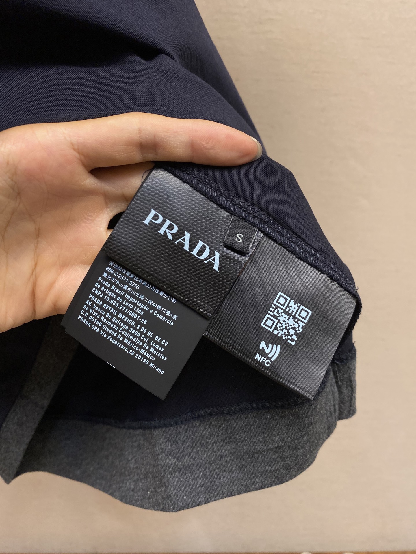 🌟🌟Prada、三角形布标圆领短袖
发售色系：藏蓝搭深灰、纯黑搭纯白

⚠️原,600购买，特纺密棉面料