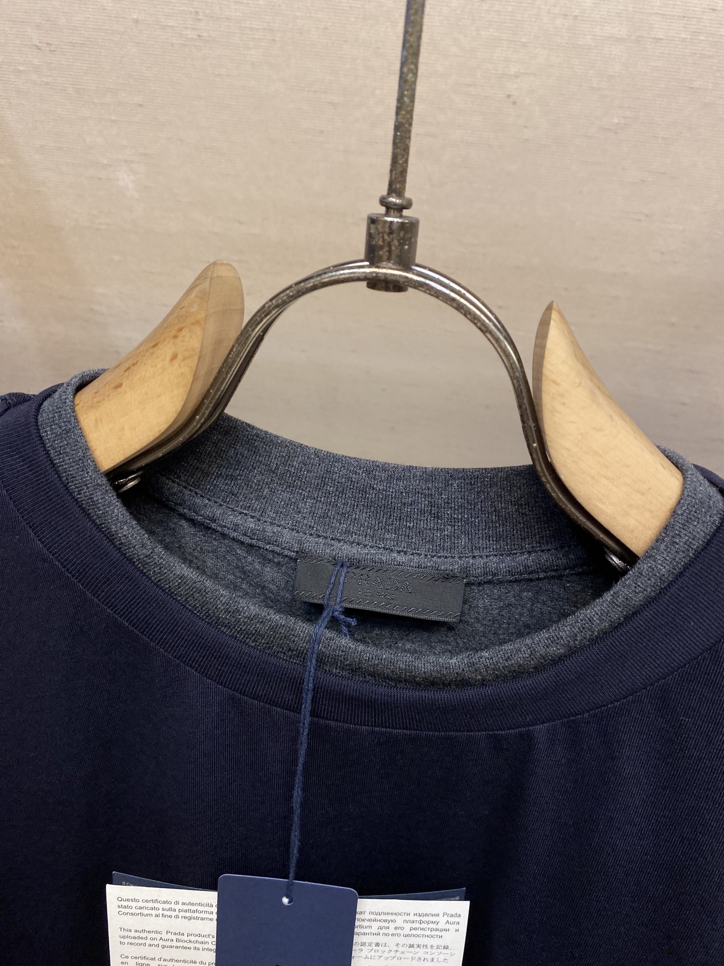 🌟🌟Prada、三角形布标圆领短袖
发售色系：藏蓝搭深灰、纯黑搭纯白

⚠️原,600购买，特纺密棉面料