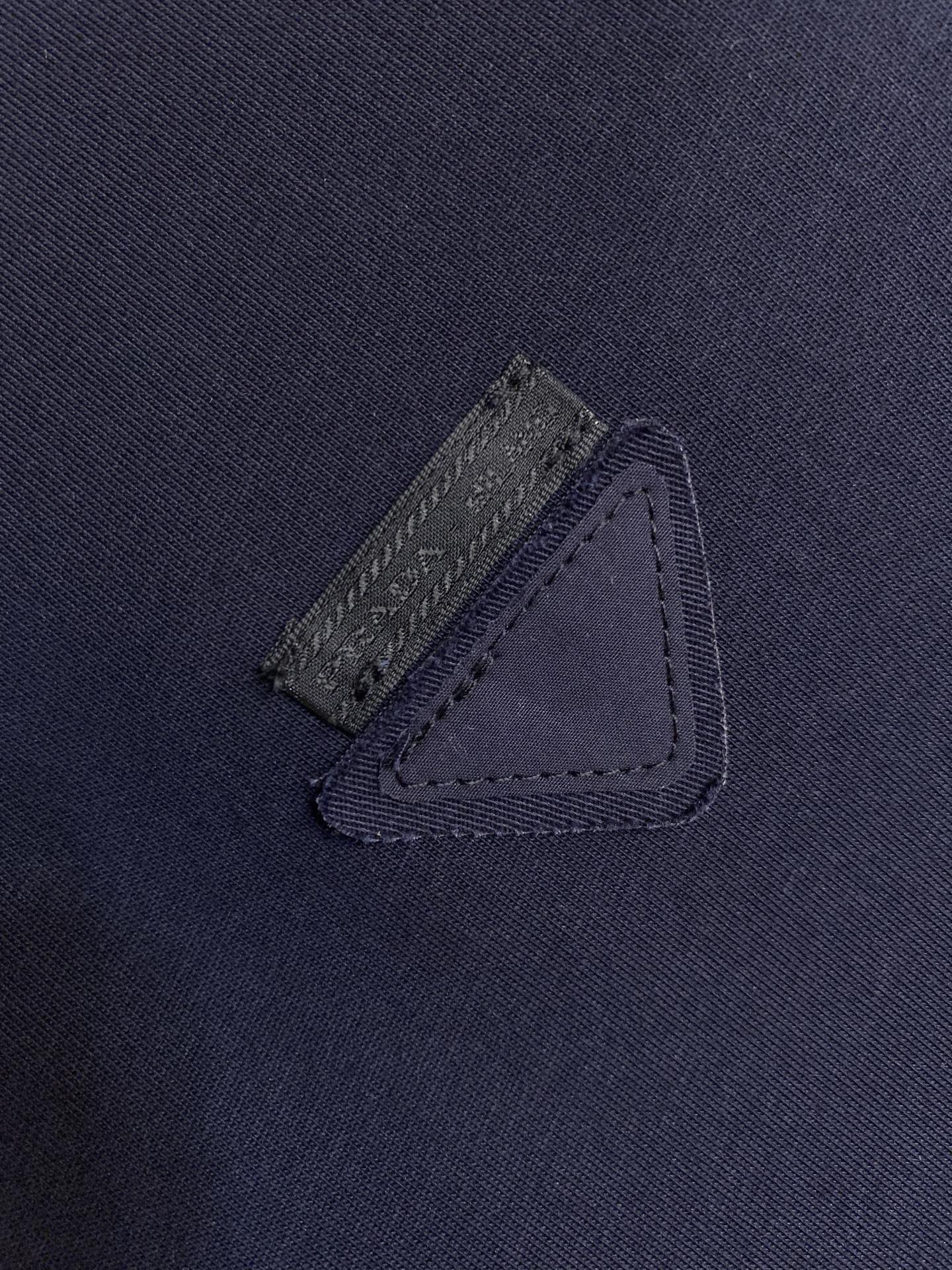 🌟🌟Prada、三角形布标圆领短袖
发售色系：藏蓝搭深灰、纯黑搭纯白

⚠️原,600购买，特纺密棉面料