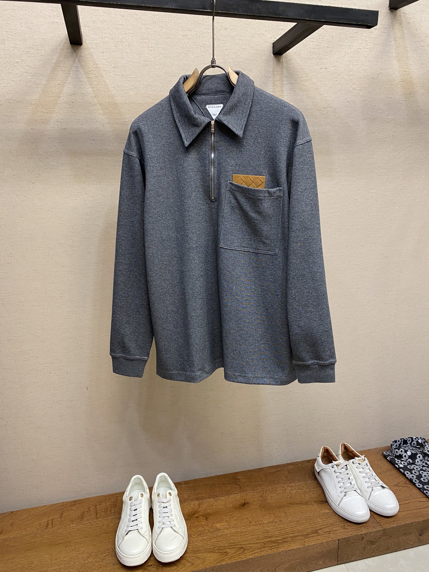 NO:514045,Bottrga Veneta rhombus lapel polo shirt Original, 400 purchase; cotton double-sided fabric, washable woven suede front patch, semi-pull lapel shirt style, full set of auxiliary materials equipped # cotton double-sided fabric uses 32S double-sided cotton fabric, 330g; matched with 21S double-yarn 1*1 rib, 360g. Combed cotton-polyester blended yarn, the yarn fineness is medium thicker than conventional lines, giving the fabric a stronger skeleton feel and crispness. Double-sided process knitting, the front and back are smooth longitudinal patterns, no curling edge, and the thickness and compactness are higher than ordinary jersey knitted fabric. The fabric has a strong drape and is not easy to float for contour cutting. # Washable woven suede front patch  Suede has a unique matte texture, and the matte texture gives a unique matte effect and a soft feel; oIntrecciato weaving process is hand-woven from fine leather strips, which makes the leather products more complex and layered. Suede waterproof pretreatment not only increases the waterproofness of the leather, but also reduces the adhesion of stains to a certain extent, while reducing the risk of fading. # Half-pull lapel Polo long-sleeved version The design, on the basis of retaining the traditional lapel of the Polo shirt, adds a sense of fashion and layering through the half-pull design, making the wear more flexible and versatile. Between slim and oversized, the shoulder line naturally falls slightly, and the sleeve cage is slightly loose; but the waist retains a slight amount to avoid bloating. The hem is usually treated at right angles, with a slightly oversight of the belt position, suitable for half-tied or fully laid out. Size XS-L, versace, bottega  veneta,shirts,alexander wang19860909Bottrga Veneta菱格皮翻领polo衬衫 原,400购买；棉质双面面料、可水洗编织绒面革正面贴饰、半拉翻领衬衫版型、全套辅料配备 # 棉质双面布面料 采用32S双面精棉面料,330g；搭配21S双纱1*1罗纹,360g.精梳棉涤混纺纱处理,纱线细度中等比常规纹路更粗狂,赋予面料更强的骨架感和挺括度.双面工艺处理编织,正反面均为平滑的纵向纹路,无卷边性,厚度和密实度高于普通平纹针织布.面料处理垂坠感强,不易飘浮适合廓形剪裁. # 可水洗编织绒面革正面贴饰 绒面革具有独特的磨砂质感,磨砂纹理赋予独特的哑光效果,手感柔软；oIntrecciato编织工艺则是由精细的皮革条手工编织而成,这种工艺使得皮革产品更加复杂且富有层次感.绒面革进行防水预处理,不仅能够增加皮革的防水性,还能在一定程度上减少污渍的附着,同时降低减少掉色风险. # 半拉翻领Polo长袖版型 设计在保留Polo衫传统翻领的基础上,通过半拉的设计增加了时尚感和层次感,使穿着更加灵活多变.介于修身与oversized之间,肩线自然微落肩,袖笼略宽松；但腰部保留轻微收量避免臃肿.下摆通常为直角处理,长度略盖过腰带位置,适合半扎或全放穿搭. 尺码XS-L,,versace,bottega veneta,shirts,alexander wang,Men's clothing