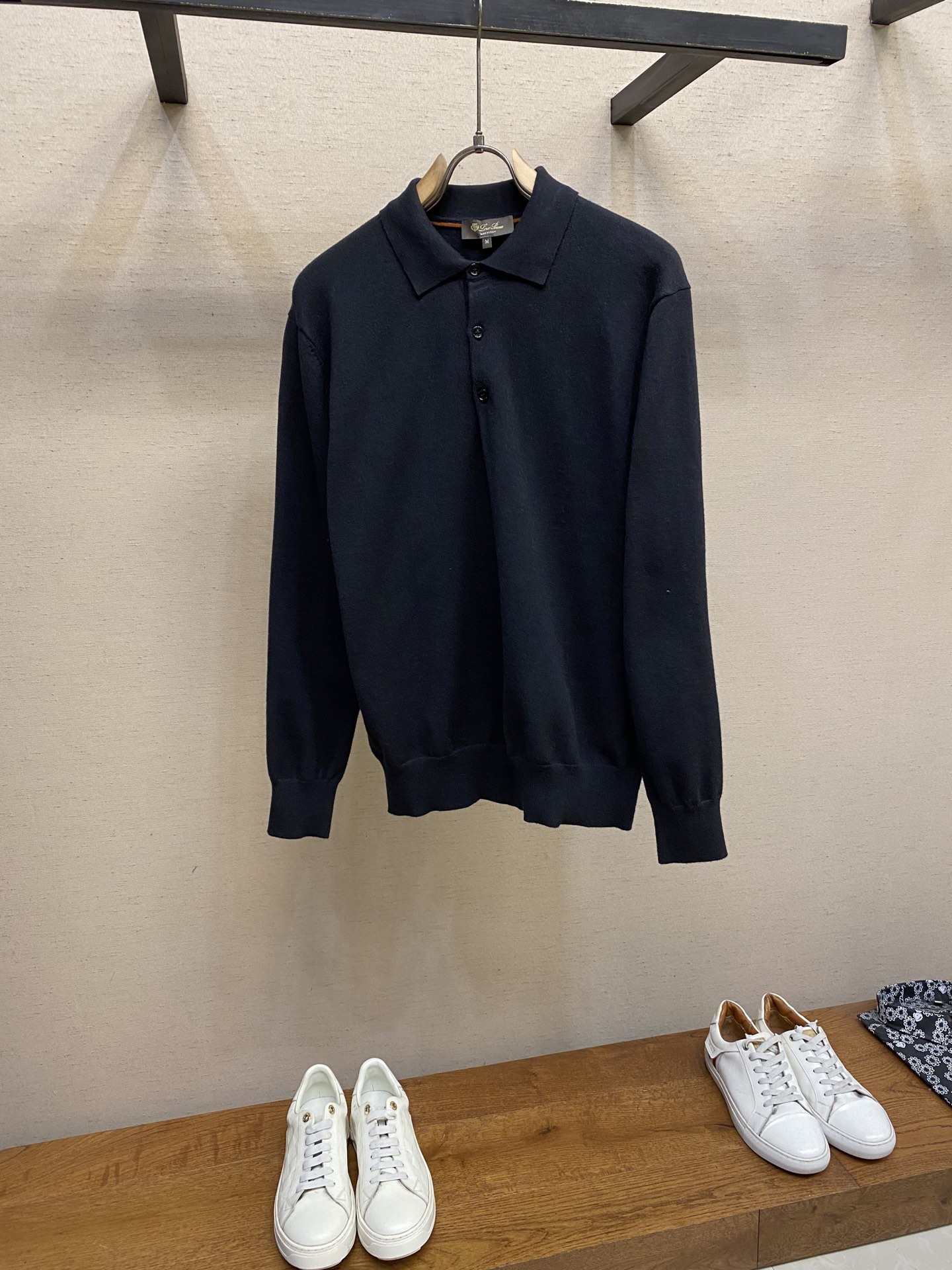 NO:514047,LP, new imported wool blended knitted lapel sweater for autumn and winter, fashionable and casual pullover sweater for men!  Trading companies have sparse channels and are released on the official website at the same time!  There are always some items that stand out with their unique charm. The new LP knitted sweater. When you turn your attention to it for the first time, you may be attracted by its low-key but luxurious temperament!  This sweater is carefully woven with imported wool blended yarn for customers. When you touch it gently, the soft and soft touch instantly comes from your fingertips, as if you touch a cloud!  It is skin-friendly and comfortable, and it fits your body like a second layer of skin, allowing you to almost no restraint during the wear process. Whether it is daily travel or long-term work, it can bring you an extremely comfortable experience!  The simple and high-end solid color design does not have too many complicated patterns and decorations, but it shows an innate elegant temperament with pure colors!  The three buttons on the neckline are designed with exquisite laser engraving technology. Each needle and thread are delicate and exquisite, presenting the letter patterns to life!  When you are walking, it is like a mysterious symbol, showing your luxurious identity in silence!  The basic round neck style is classic and versatile, revealing the neck lines just right, not too exposed, but also showing a gentle temperament!  Size 48-56 (S-2xl) Size 48 shoulder width 44.5cm - bust 101cm - length 65.5cm - sleeve length 60cm Size 50 shoulder width 46cm - bust 105cm - length 67.5cm - sleeve length 61cm Size 52 shoulder width 47.5cm - bust 109cm - length 69.5cm - sleeve length 62cm Size 54 shoulder width 49cm - bust 113cm - length 71.5cm - sleeve length 63cm Size 56 shoulder width 50.5cm - bust 117cm - length 73.5cm - sleeve length 64cm, loro piano, sweaters, alexander wang19860909LP,秋冬新款进口绵羊毛混纺针织翻领毛衣,男士时尚休闲套头毛衣针织衫！贸易公司渠道稀出,同步官网发售！总有一些单品能凭借其独特的魅力脱颖而出,LP新款针织毛衣,当你第一次将目光投向它,或许就会被它那低调而不失奢华的气质所吸引！ 这款毛衣采用客供进口绵羊毛混纺纱线精心织造,当你轻轻触碰它,那软糯的触感瞬间从指尖传来,仿佛触摸到了云朵一般轻柔！它亲肤舒适,就像第二层肌肤般贴合着你的身体,让你在穿着的过程中几乎感受不到任何束缚,无论是日常出行还是长时间的工作,都能给你带来无比惬意的体验！简约高级的纯色设计,没有过多繁杂的图案和装饰,却凭借着纯粹的色彩展现出一种与生俱来的优雅气质！领口三颗扣子设计采用了精湛的激光雕刻工艺,每一针每一线都细腻而精致,将字母的图案栩栩如生地呈现出来！当你在行走间,它就像是一个神秘的符号,在无声中彰显着你奢华的身份！基础圆领版型,经典而百搭,恰到好处地露出颈部线条,既不会过于暴露,又能展现出一种温婉的气质！ 尺码48-56（S-2xl） 48码肩宽44.5cm-胸围101cm-衣长65.5cm-袖长60cm 50码肩宽46cm-胸围105cm-衣长67.5cm-袖长61cm 52码肩宽47.5cm-胸围109cm-衣长69.5cm-袖长62cm 54码肩宽49cm-胸围113cm-衣长71.5cm-袖长63cm 56码肩宽50.5cm-胸围117cm-衣长73.5cm-袖长64cm,,loro piana,sweaters,alexander wang,Men's clothing