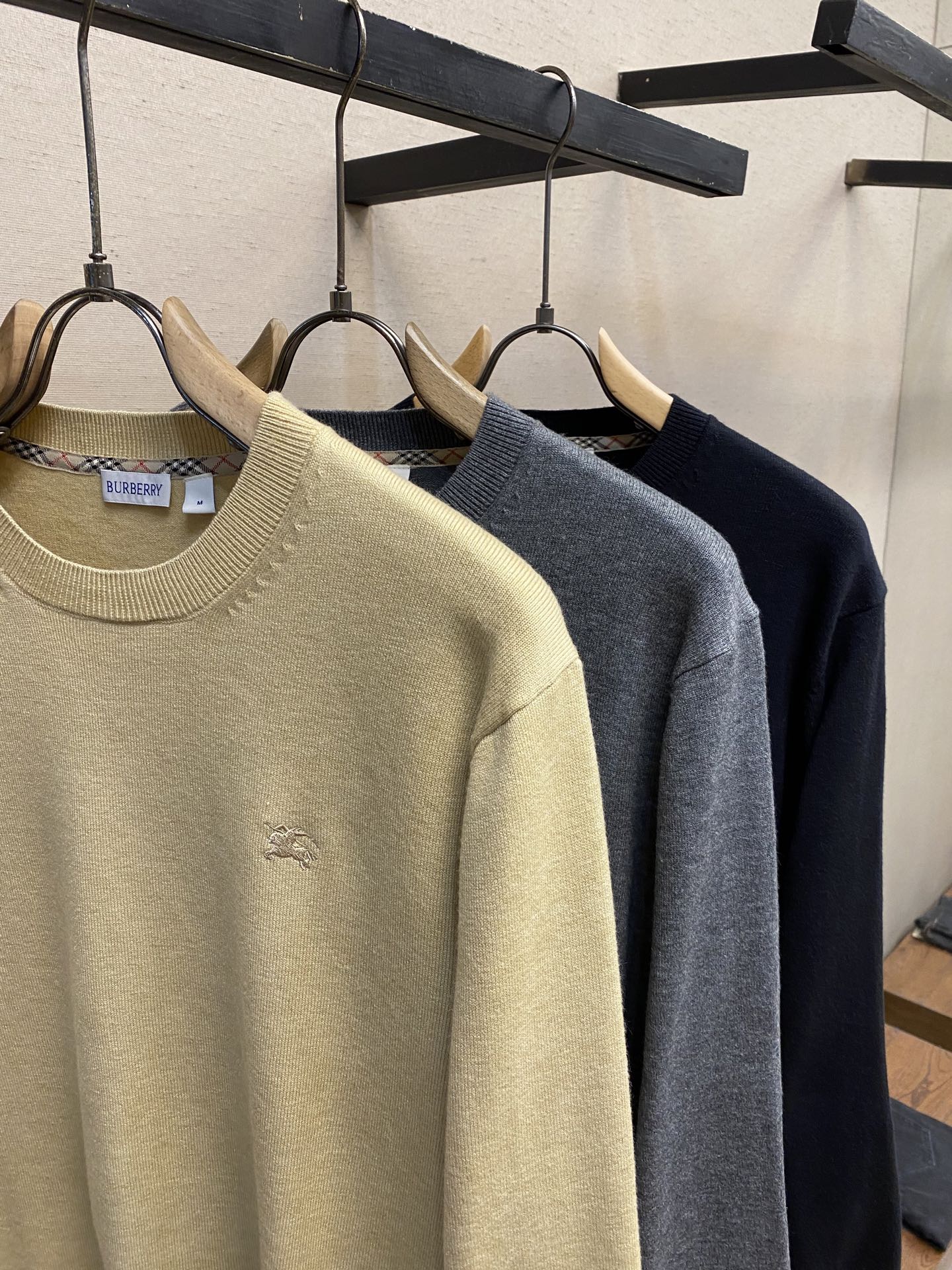 🌟🌟BBR，B家刺绣战马标打单衫毛衣

这款毛衣是进口羊毛羊绒混纺面料！穿着舒适不扎人，男女老少跨度大的