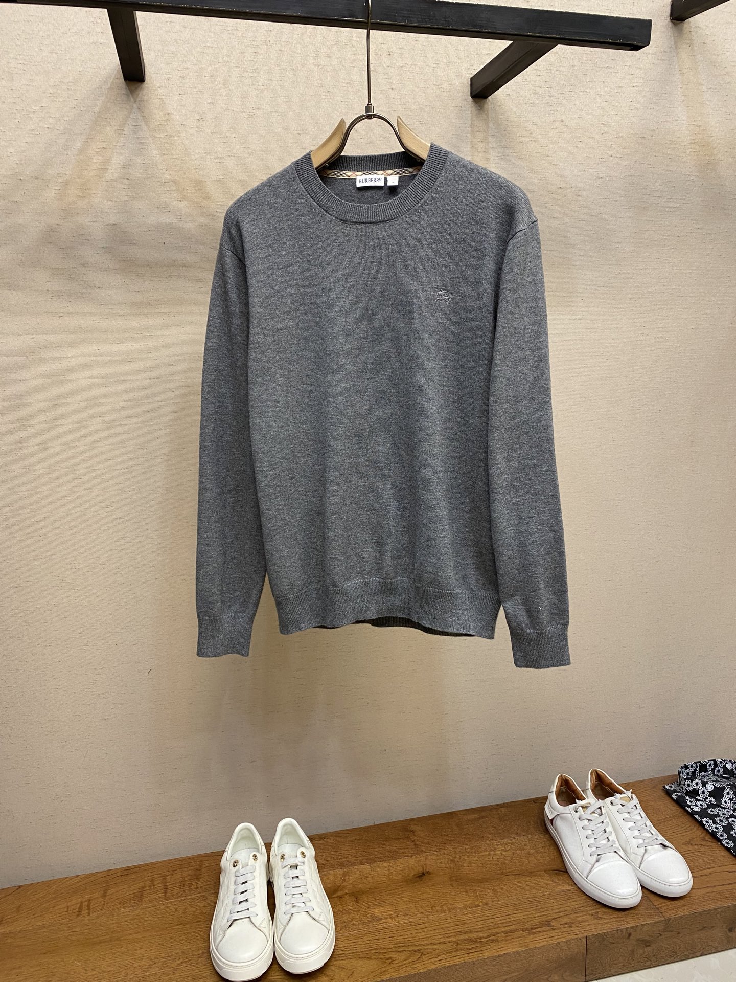 🌟🌟BBR，B家刺绣战马标打单衫毛衣

这款毛衣是进口羊毛羊绒混纺面料！穿着舒适不扎人，男女老少跨度大的