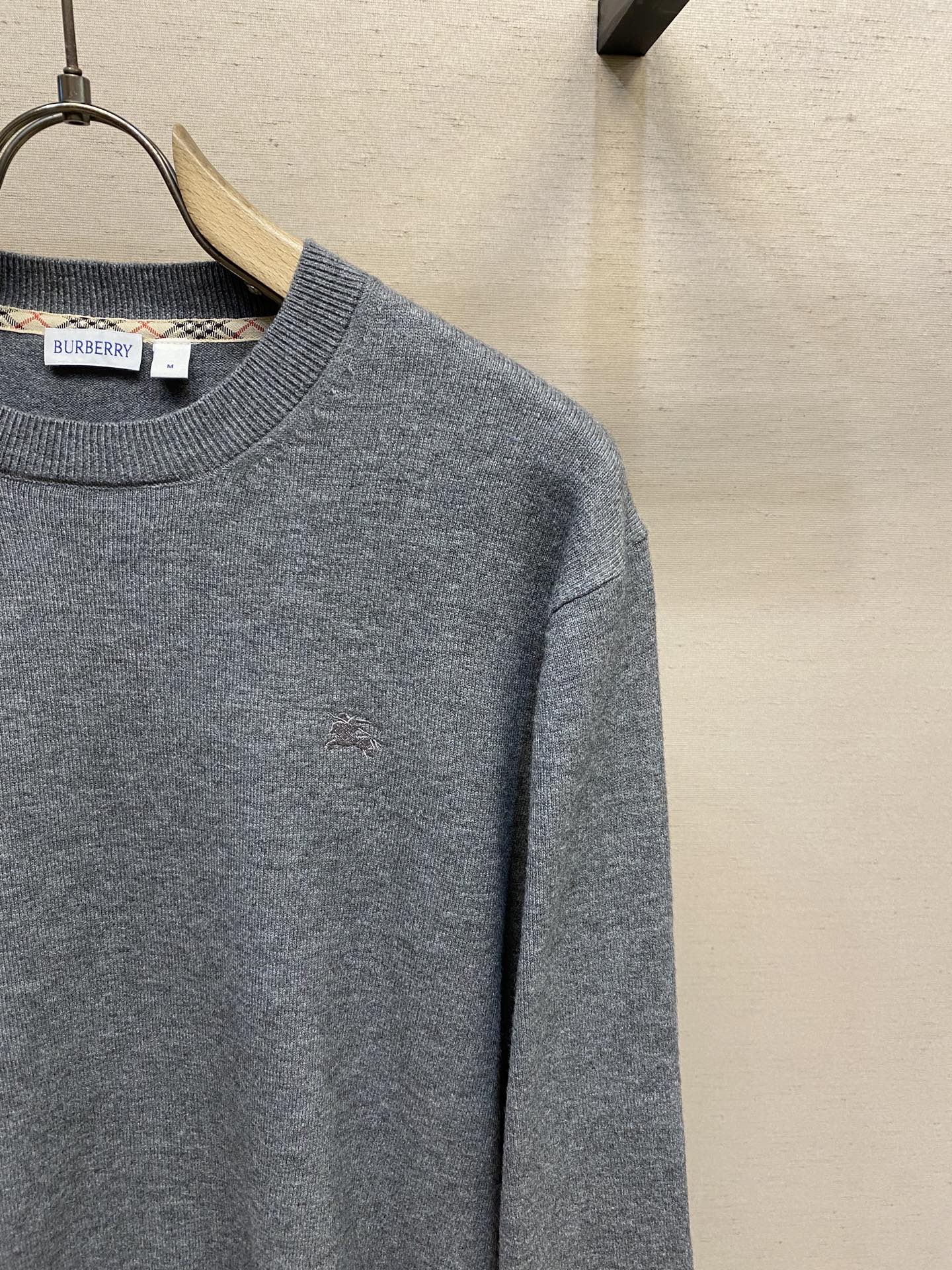 🌟🌟BBR，B家刺绣战马标打单衫毛衣

这款毛衣是进口羊毛羊绒混纺面料！穿着舒适不扎人，男女老少跨度大的