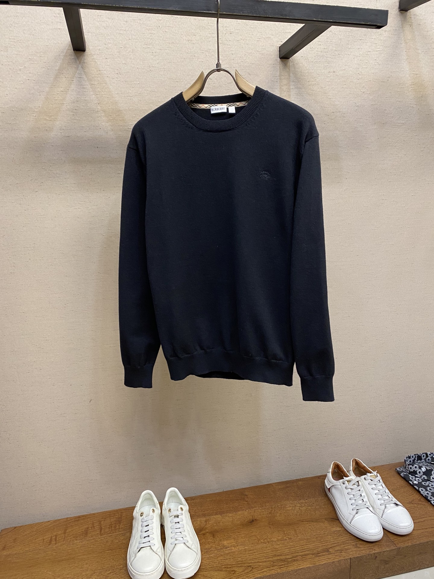 NO:514044,BBR, B home embroidered war horse label single sweater This sweater is imported wool cashmere blended fabric!  It is a long-sleeved business and casual long-sleeved style that is comfortable to wear and not stubborn, and is a big span for men, women, young and old!  The exquisite war horse embroidery logo and plaid edging design on the neckline will bring the low-key and luxurious experience to the fullest!  Size S-2xl S S S S width 45.5 bust 102 garment length 65.5 sleeve length 60 M S S shoulder width 47 bust 106 garment length 67.5 sleeve length 61 L S shoulder width 48.5 bust 110 garment length 69.5 sleeve length 62 xl S shoulder width 50 bust 114 garment length 71.5 sleeve length 63 Xxl S shoulder width 51.5 bust 118 garment length 73.5 sleeve length 64, sweaters, alexander wang19860909BBR,B家刺绣战马标打单衫毛衣 这款毛衣是进口羊毛羊绒混纺面料！穿着舒适不扎人,男女老少跨度大的一款商务休闲长袖！ 精致的战马绣标,领口格子包边设计,将低调奢华体验的淋理尽致！ 尺码S-2xl S码肩宽45.5胸围102衣长65.5袖长60 M码肩宽47胸围106衣长67.5袖长61 L码肩宽48.5胸围110衣长69.5袖长62 xl码肩宽50胸围114衣长71.5袖长63 Xxl码肩宽51.5胸围118衣长73.5袖长64,,sweaters,alexander wang,Men's clothing