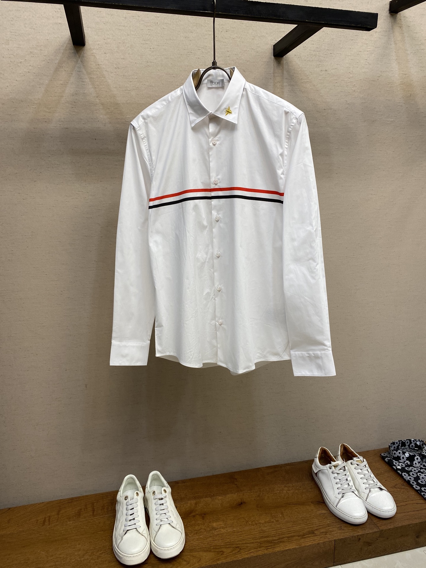 NO:514050,Dior, CD.HOMME family men's fashion casual long-sleeved shirts, trading company's foreign products, early autumn new products, high-value star-grade items, advertising albums and fashion magazine shooting high-frequency matching styles!  !  Born from the classics, the signature items that must be released every season are constantly changing in the subtle elements and details. The classic little bee elements are injected into the upper collar and presented in a gorgeous and exquisite embroidery form. The visual effect is invincible and stunning and fashionable. The three-printed line pattern on the chest is decorated with a high artistic level!  The overall design style of this item continues the CD family's consistent tone, retaining the purest and natural minimalist route, clean and advanced tailoring, bringing minimalist aesthetics to the extreme!  Customers are selected for the top high-subscription poplin pure cotton fabrics in Turkey, with excellent texture and comfort, extremely delicate touch, the texture and texture are elegant, the details are exquisite and exquisite, and they are made strictly in line with Italian craftsmanship standards. They are very ingenious. The buttons are natural deep-sea shell buckles. Each pie has a unique pattern and a great gloss!  A shirt with extremely high mixing and matching is both casual and solemn, with no age limit. It can interpret various styles and is a fashionable item with extremely high control. During the matching season, it can support the overall appearance and feel full of temperament!  It's very outstanding in both inner wear and single wear!  Size S-2xl s Shoulder width 46 bust 102 clothes length 76 sleeve length 63 m Shoulder width 47 bust 106 clothes length 77.5 sleeve length 64 l Shoulder width 48 bust 110 clothes length 79 sleeve length 65 xl Shoulder width 49 bust 114 clothes length 80.5 sleeve length 66 xxl Shoulder width 50 bust 118 clothes length 82 sleeve length 67,,dior,dior,shirts,alexander wang19860909Dior、CD.HOMME家族男士时装款休闲长袖衬衫,贸易公司洋行货,早秋新品,高颜值明星级单品,广告画册及时装杂志拍摄高频率搭配款！！ 因经典而生,每季必出的招牌单品,在每一季轮回,不断变化的在于细微元素及细节,经典小蜜蜂元素注入于上领处,以华丽精致的刺绣体形态呈现,视觉效果无敌的惊艳时髦,胸部三印花条线图案这一细节装饰赋予了超高的艺术水准！ 该款单品整体的设计风格延续了CD家族一贯的基调,保留最纯粹且自然的极简路线,干净且高级剪裁,将极简主义美学发挥到极致！ 客供甄选土耳其顶级高支数府绸纯棉面料,质感与舒适度绝佳,触感极为细腻,肌理纹路透着高级感,细节处处精致考究,严丝合缝,严格按照意大利工艺标准制作,非常匠心,纽扣为天然深海贝壳扣,每粒都有着独一无二的纹路,光泽感极好！ 混搭性极高的一款衬衫,商务通勤亦休闲,亦庄亦谐,无年龄层次限定,可以诠释各种造型风格,属于驾驭度极高的时髦单品,在搭配季可以撑起整个颜值担当,上身满满的气质感！无论内搭还是单穿都非常出彩！ 尺码S-2xl s 肩宽 46胸围 102衣长 76袖长63 m 肩宽 47胸围 106衣长 77.5袖长64 l肩宽 48胸围 110衣长 79袖长65 xl 肩宽 49胸围 114衣长 80.5袖长66 xxl肩宽 50胸围 118衣长 82袖长67,,dior,dior,shirts,alexander wang,Men's clothing