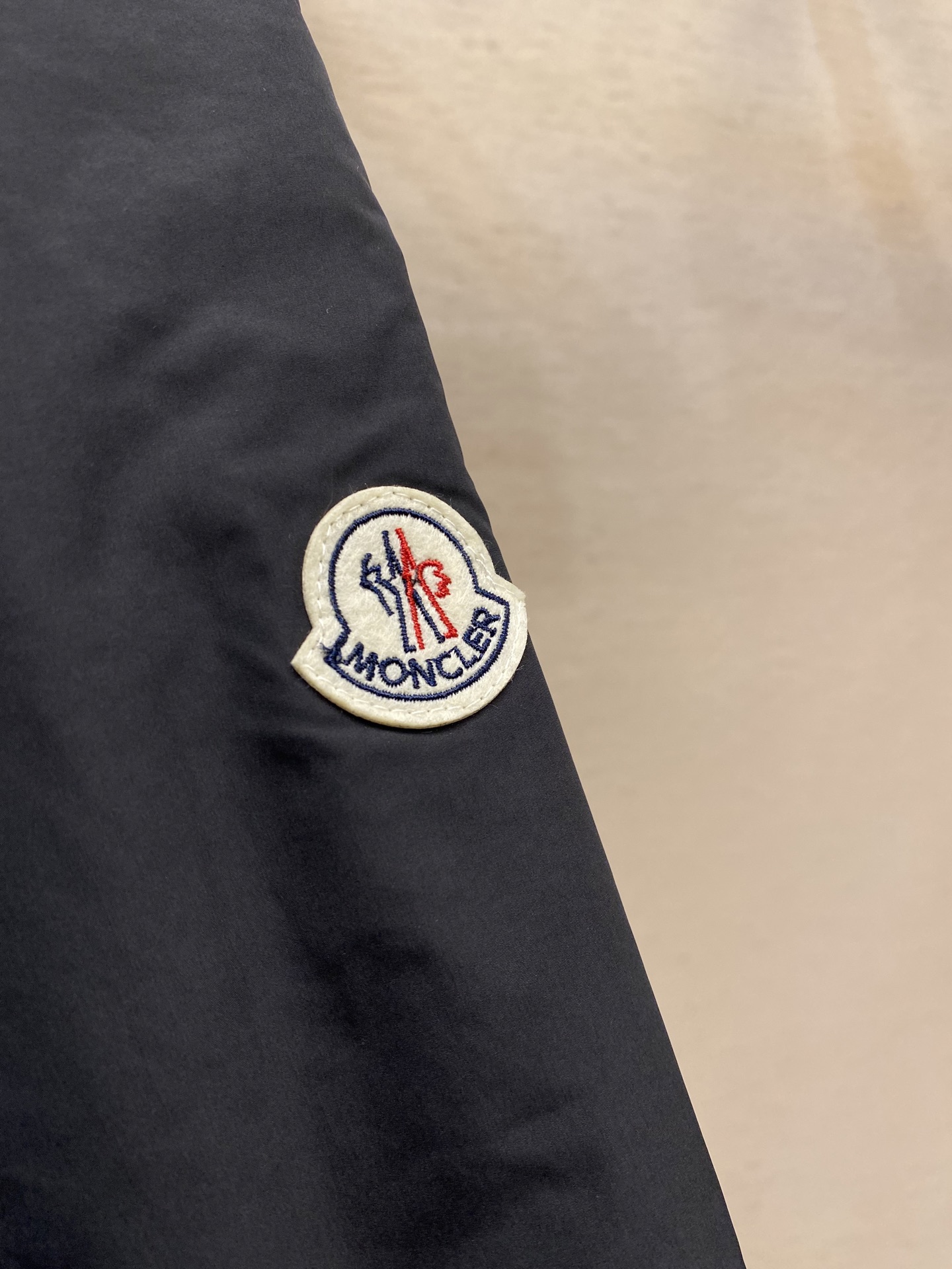 🌟🌟Moncler、男士秋季新款时尚休闲立领隐藏帽设计夹克冲锋衣外套，高级感满满的一款薄款外套，袖口贴袋