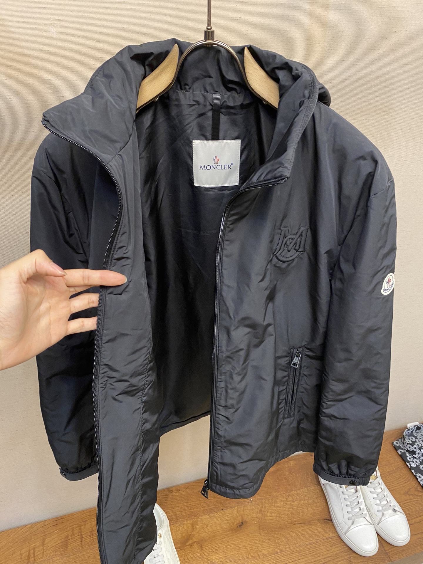🌟🌟Moncler、男士秋季新款时尚休闲立领隐藏帽设计夹克冲锋衣外套，高级感满满的一款薄款外套，袖口贴袋